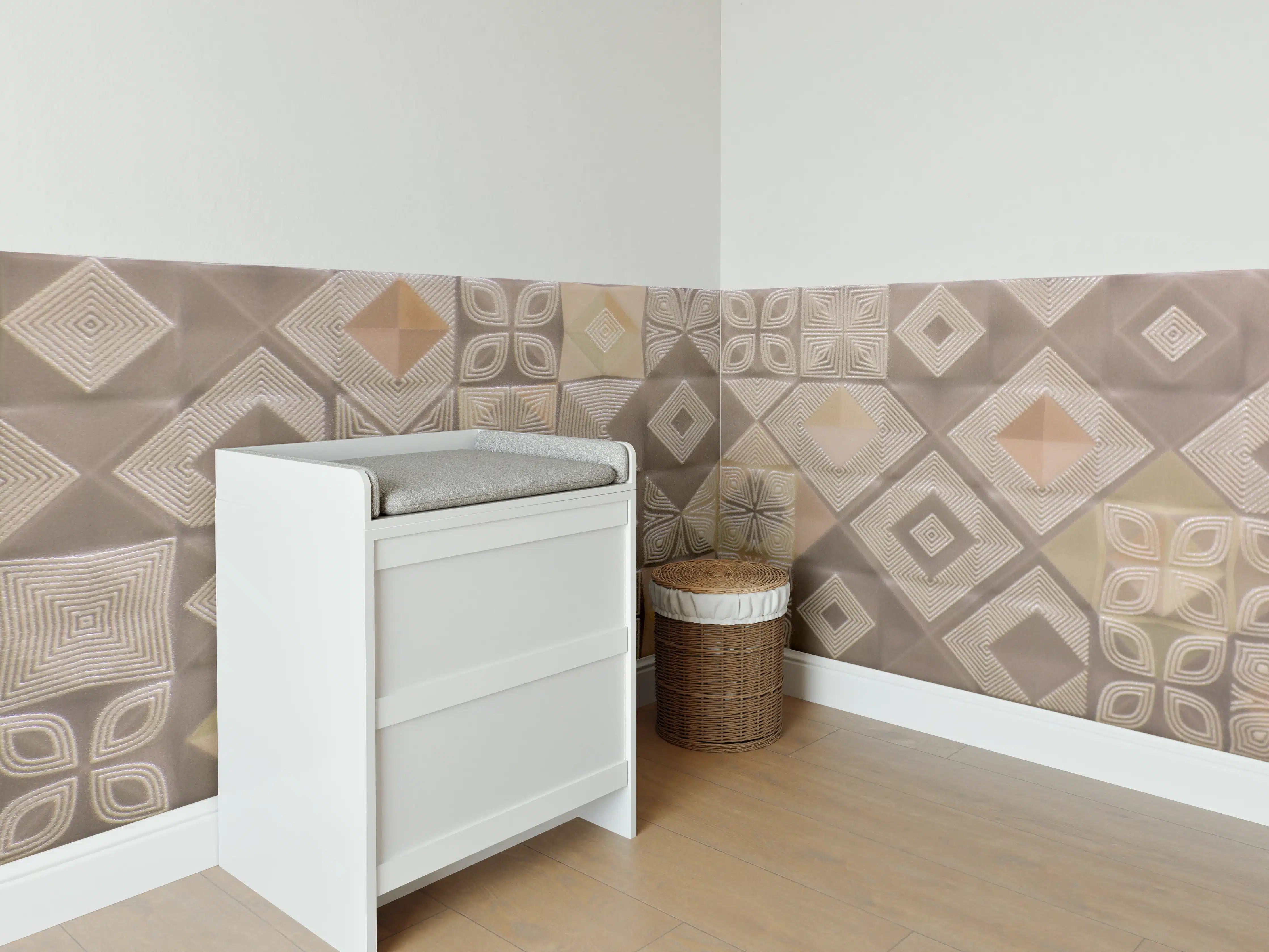 Babyzimmer Wandgestaltung - Beige und Grau Mustertapete mit geometrischen Designs