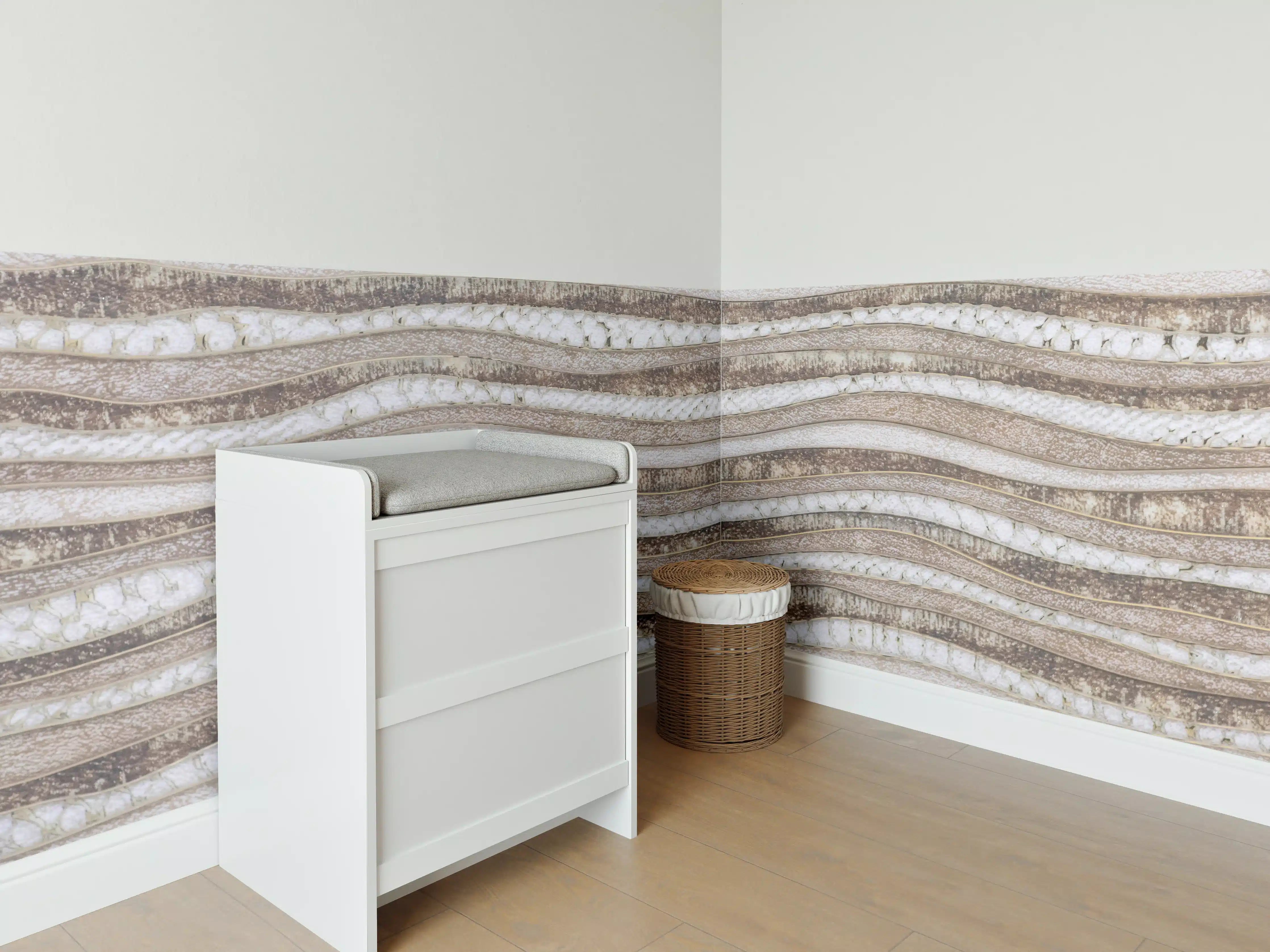 Babyzimmer Wandgestaltung - Beige-weiße Marmor-Struktur mit Wellenmuster