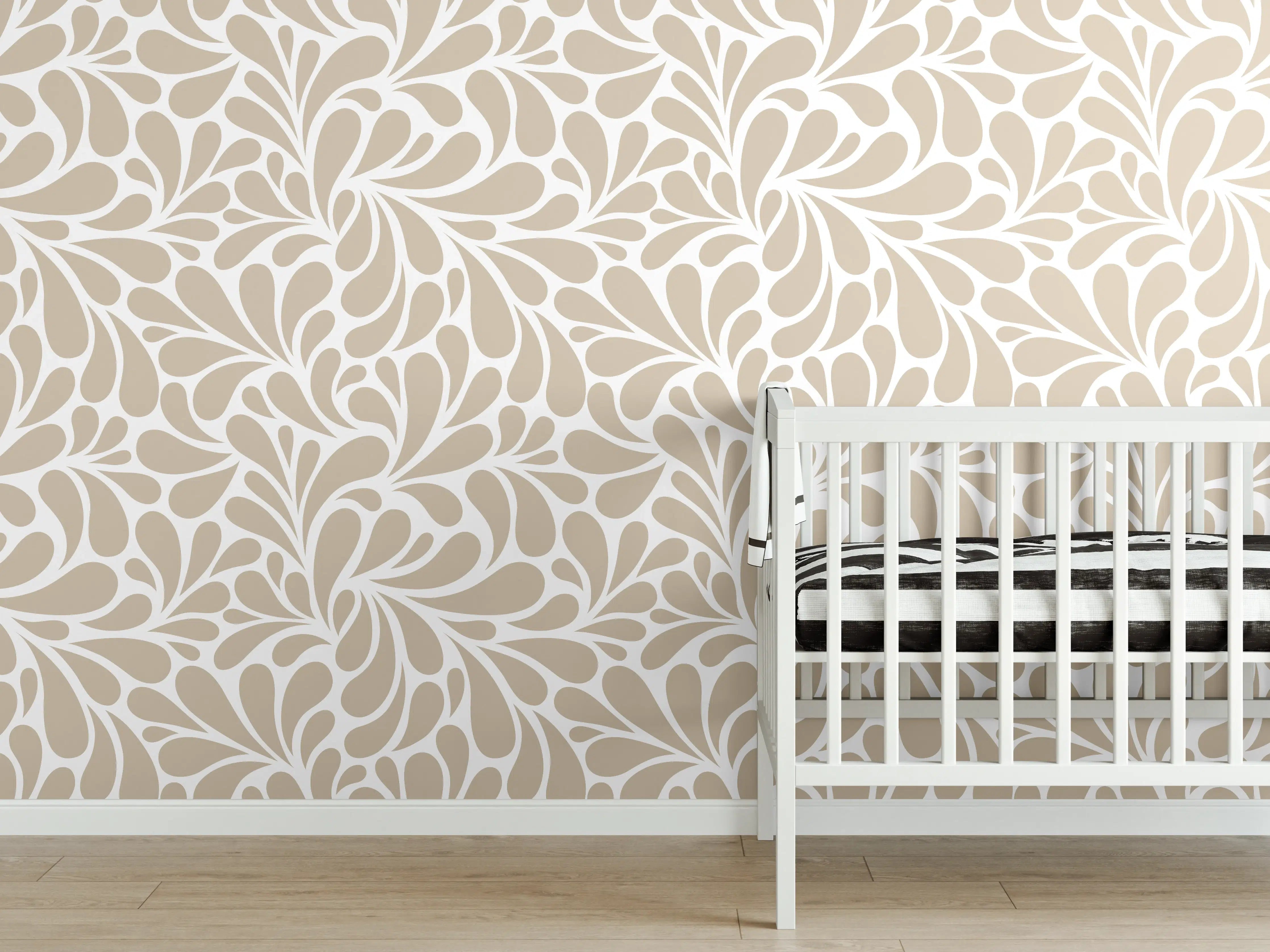 Babyzimmer Wandgestaltung - Beige-weiße florale Tapete