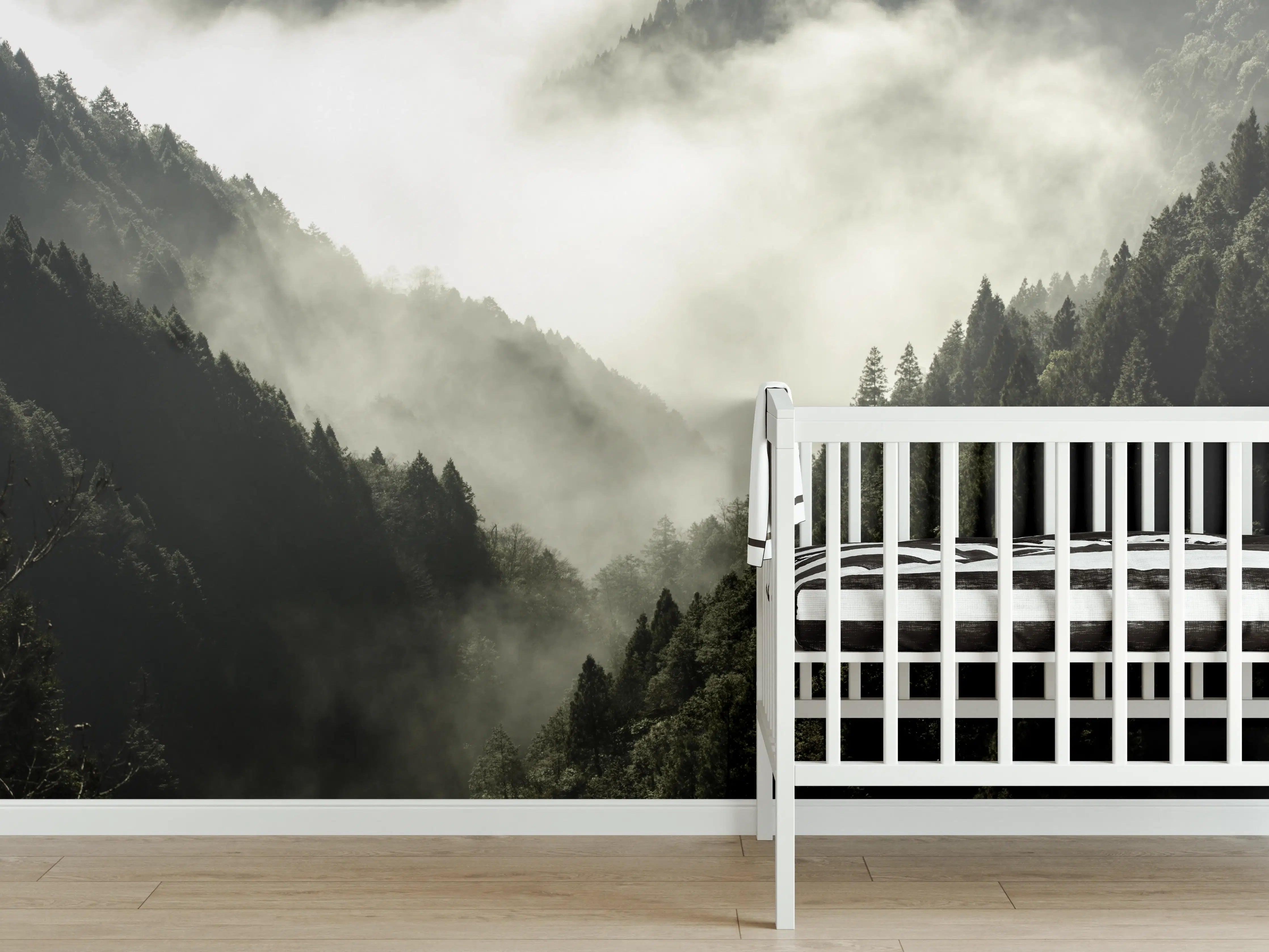 Babyzimmer Wandgestaltung - Berg bedeckt in Nebel und Wolken