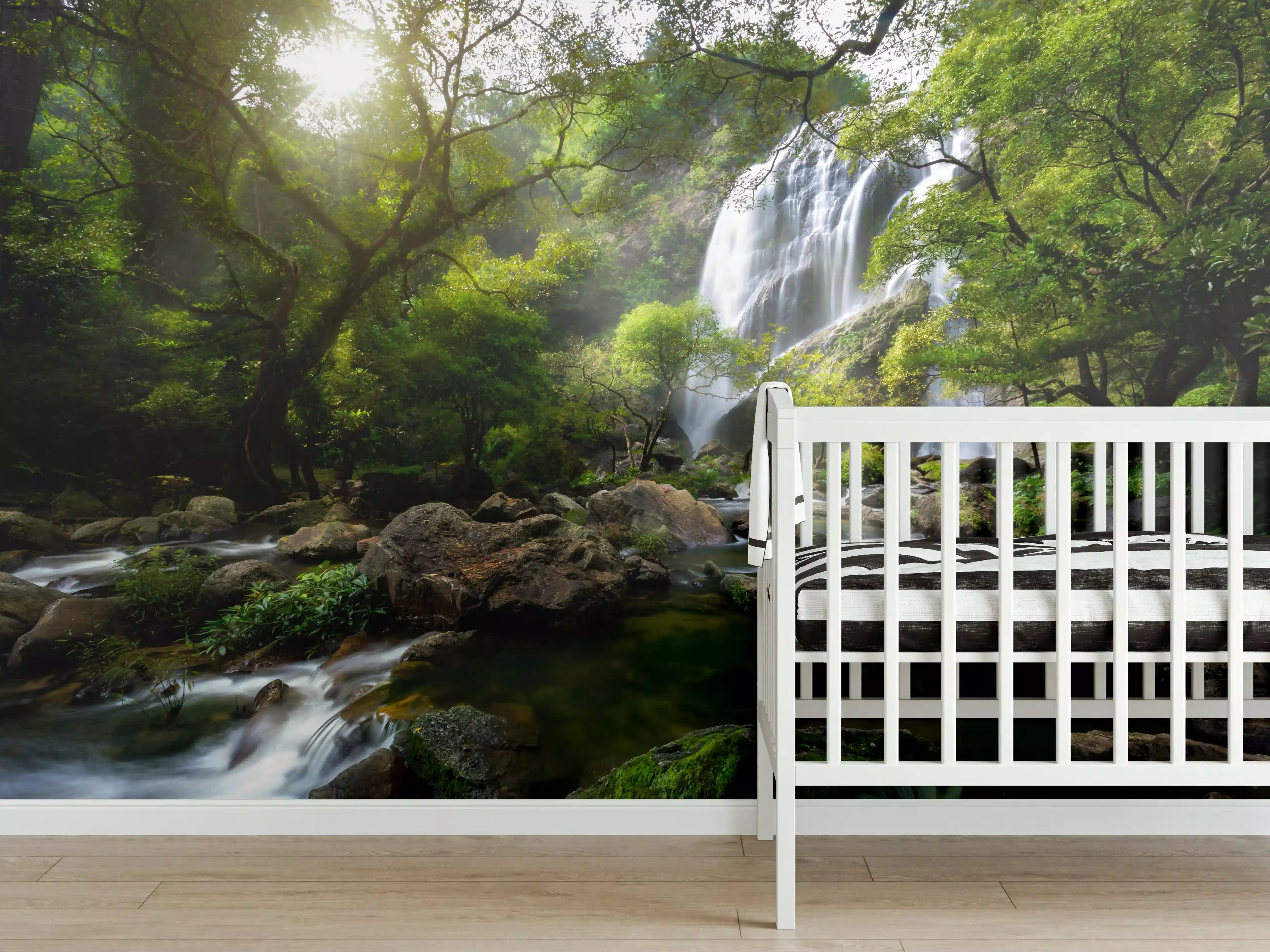 Babyzimmer Wandgestaltung - Bergbach und Wasserfall in Thailand