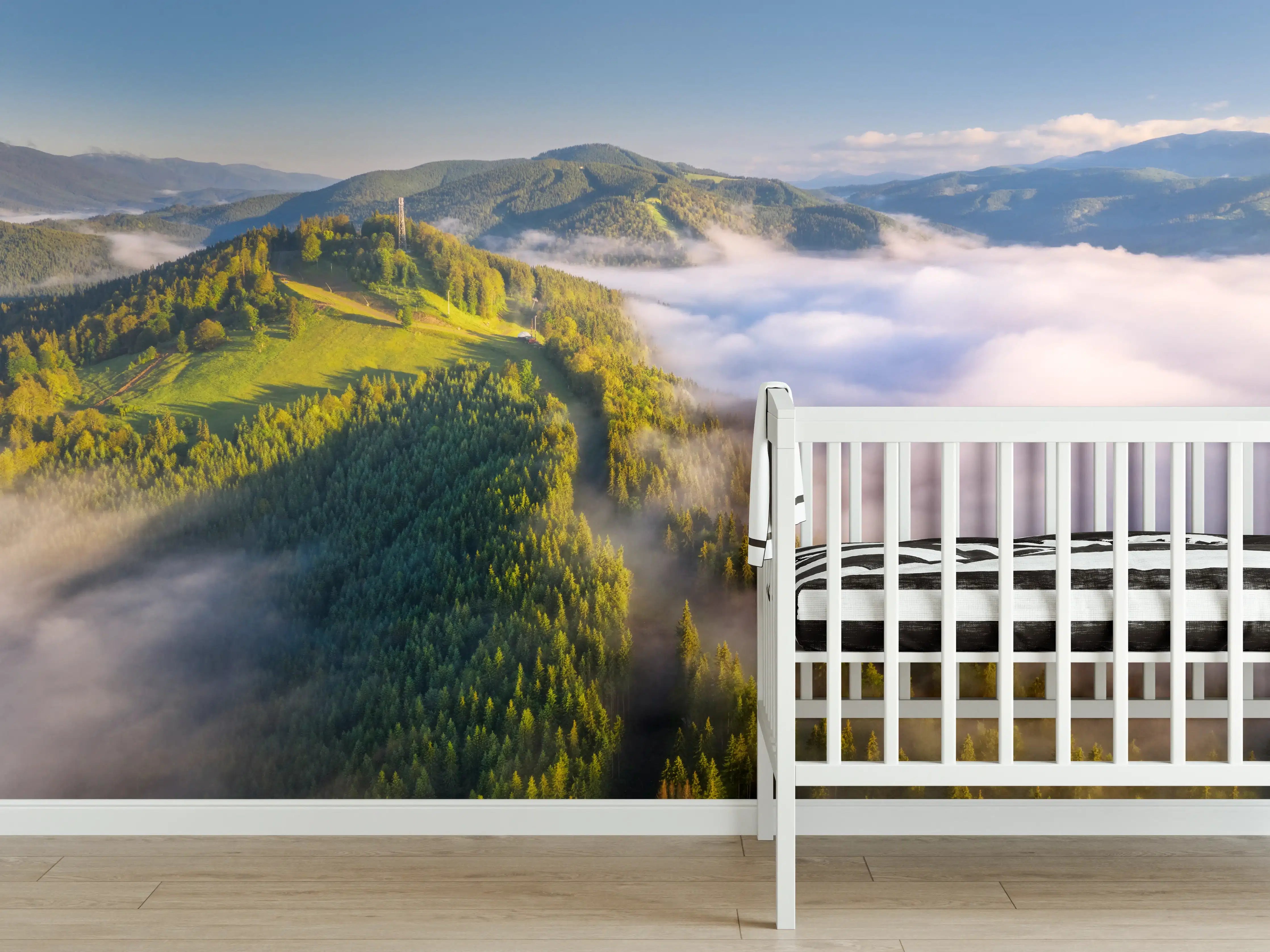 Babyzimmer Wandgestaltung - Berge in Wolken bei Sonnenaufgang im Sommer