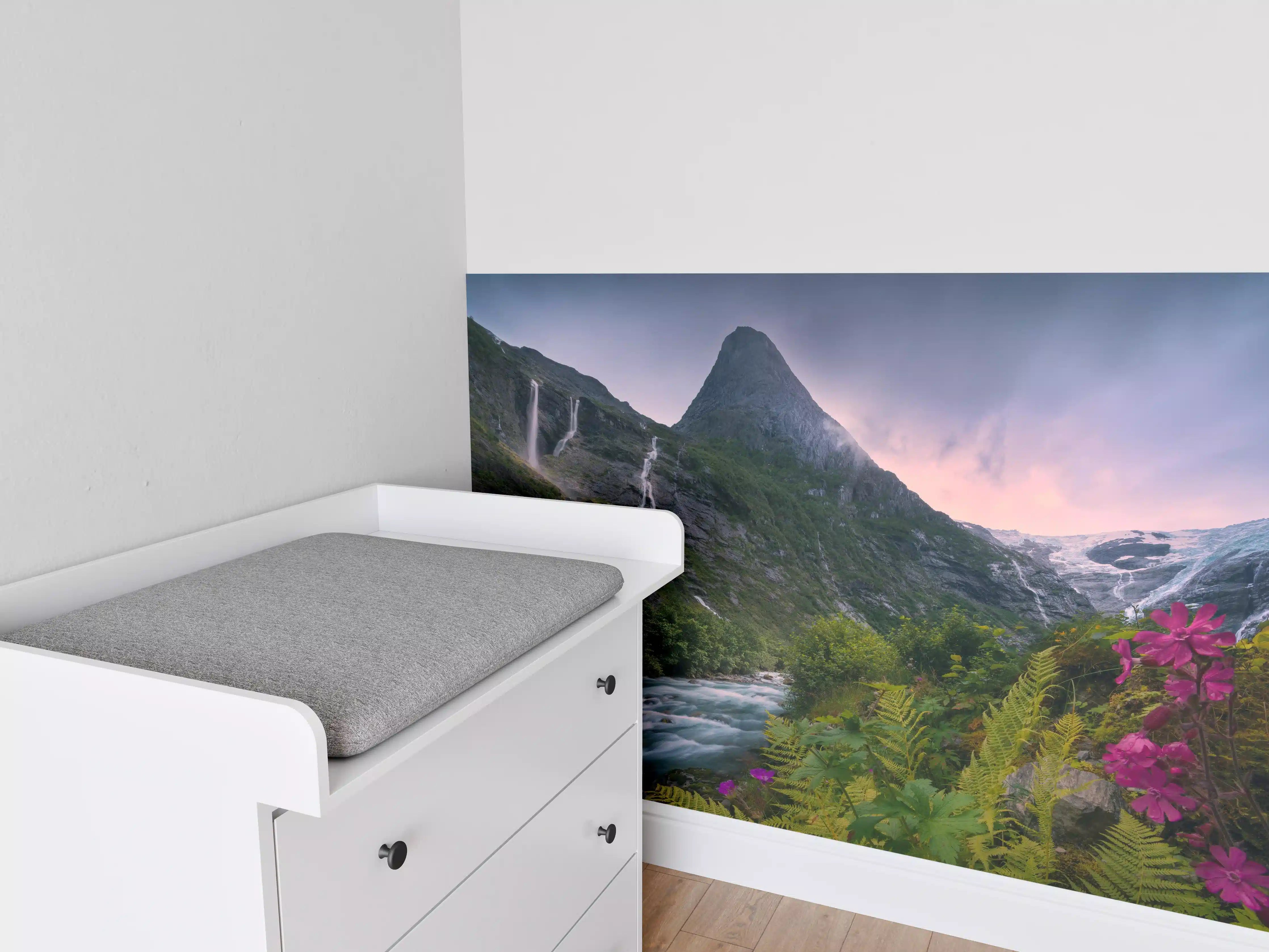 Babyzimmer Wandgestaltung - Berglandschaft Norwegens mit Wasserfällen