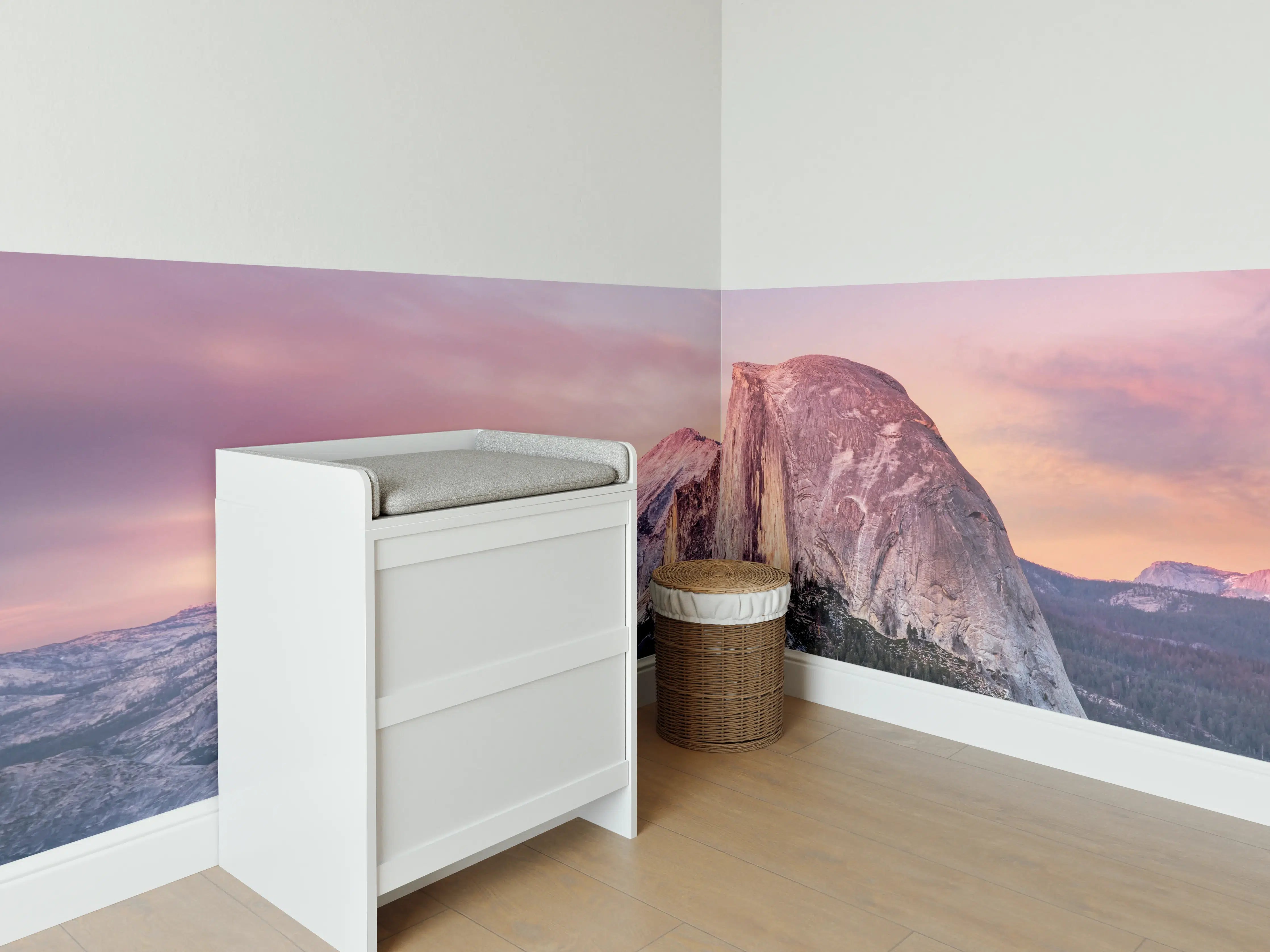 Babyzimmer Wandgestaltung - Bergpanorama bei Sonnenuntergang im Rosa-Ton