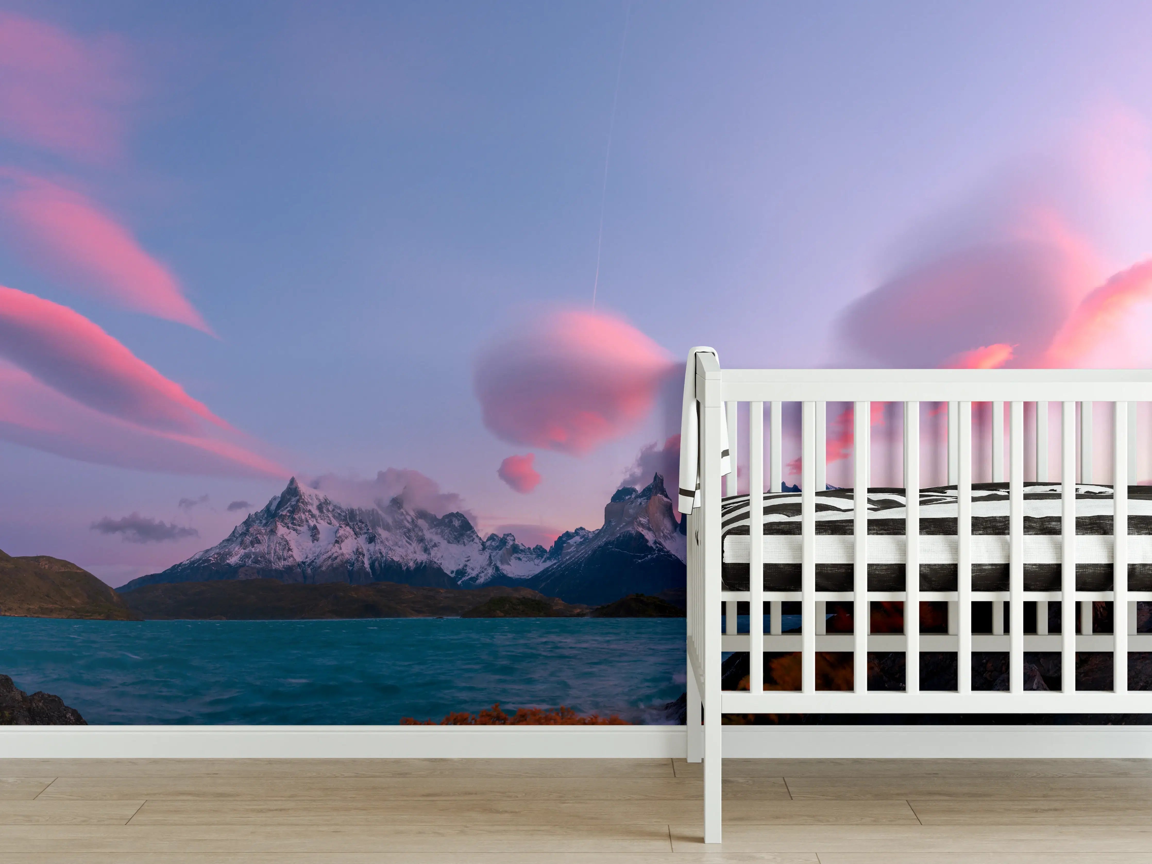 Babyzimmer Wandgestaltung - Bergpanorama im rosa Sonnenuntergang