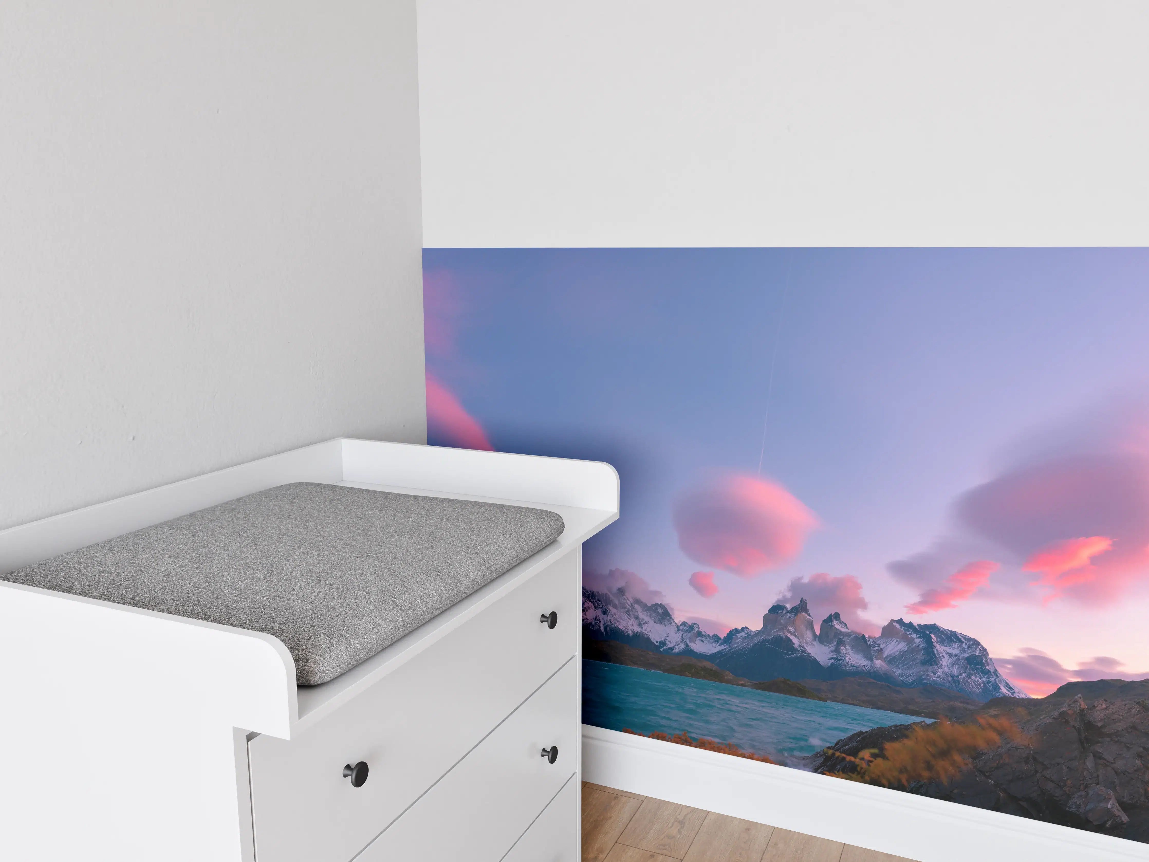 Babyzimmer Wandgestaltung - Bergpanorama im rosa Sonnenuntergang