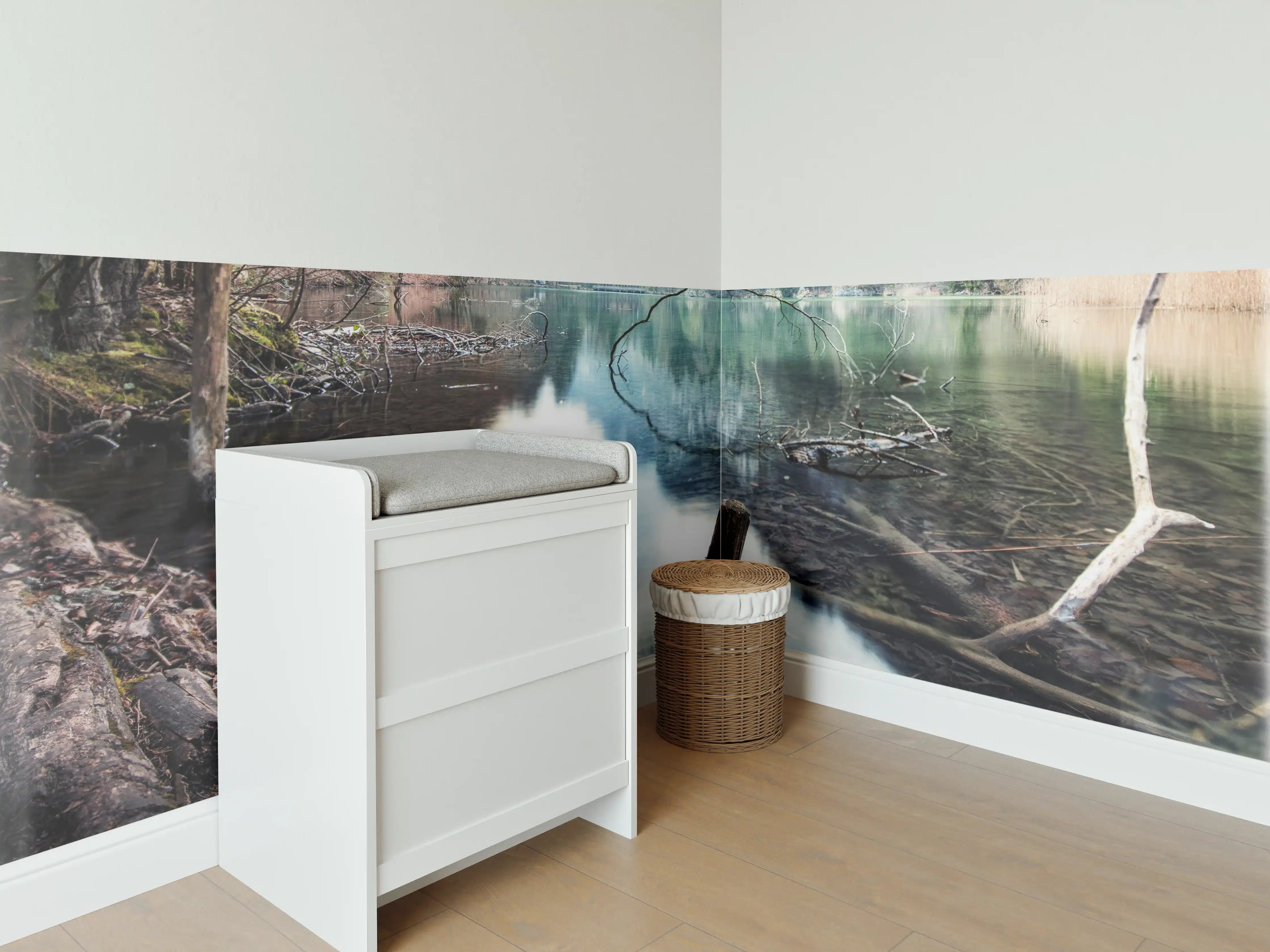 Babyzimmer Wandgestaltung - Bergsee im Kaskada Wald