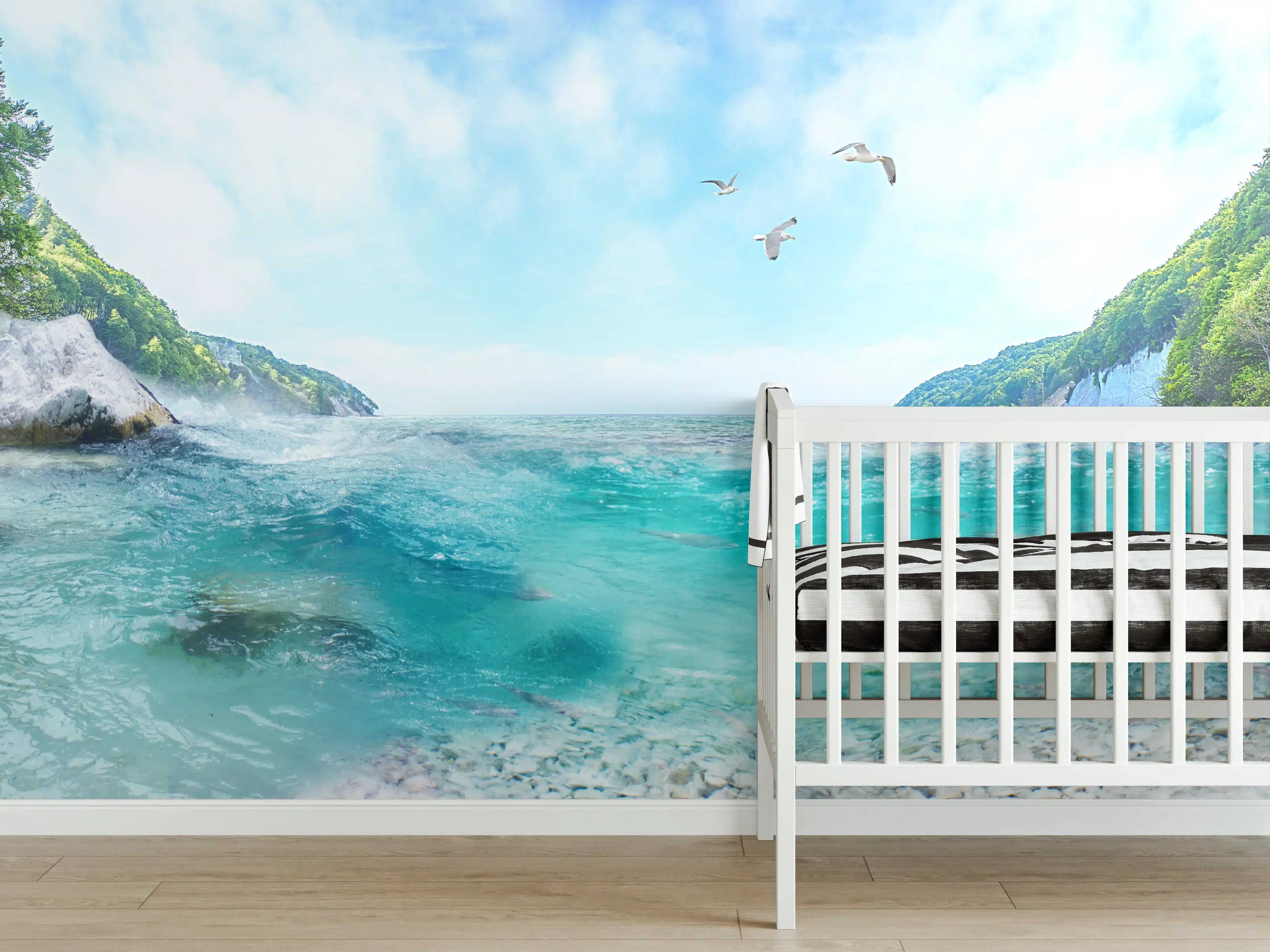 Babyzimmer Wandgestaltung - Bergsee mit klarem Wasser und grüner Natur
