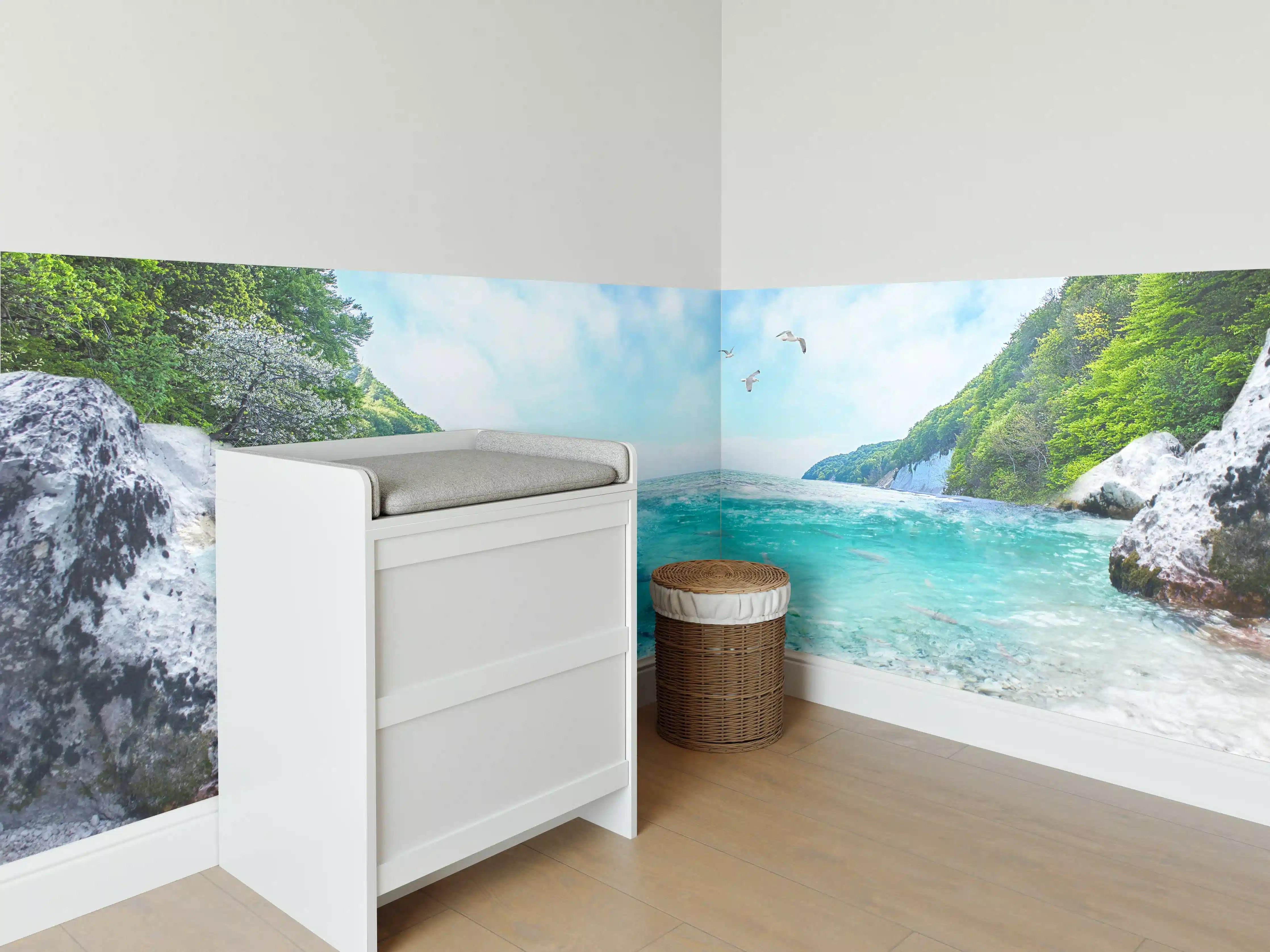 Babyzimmer Wandgestaltung - Bergsee mit klarem Wasser und grüner Natur