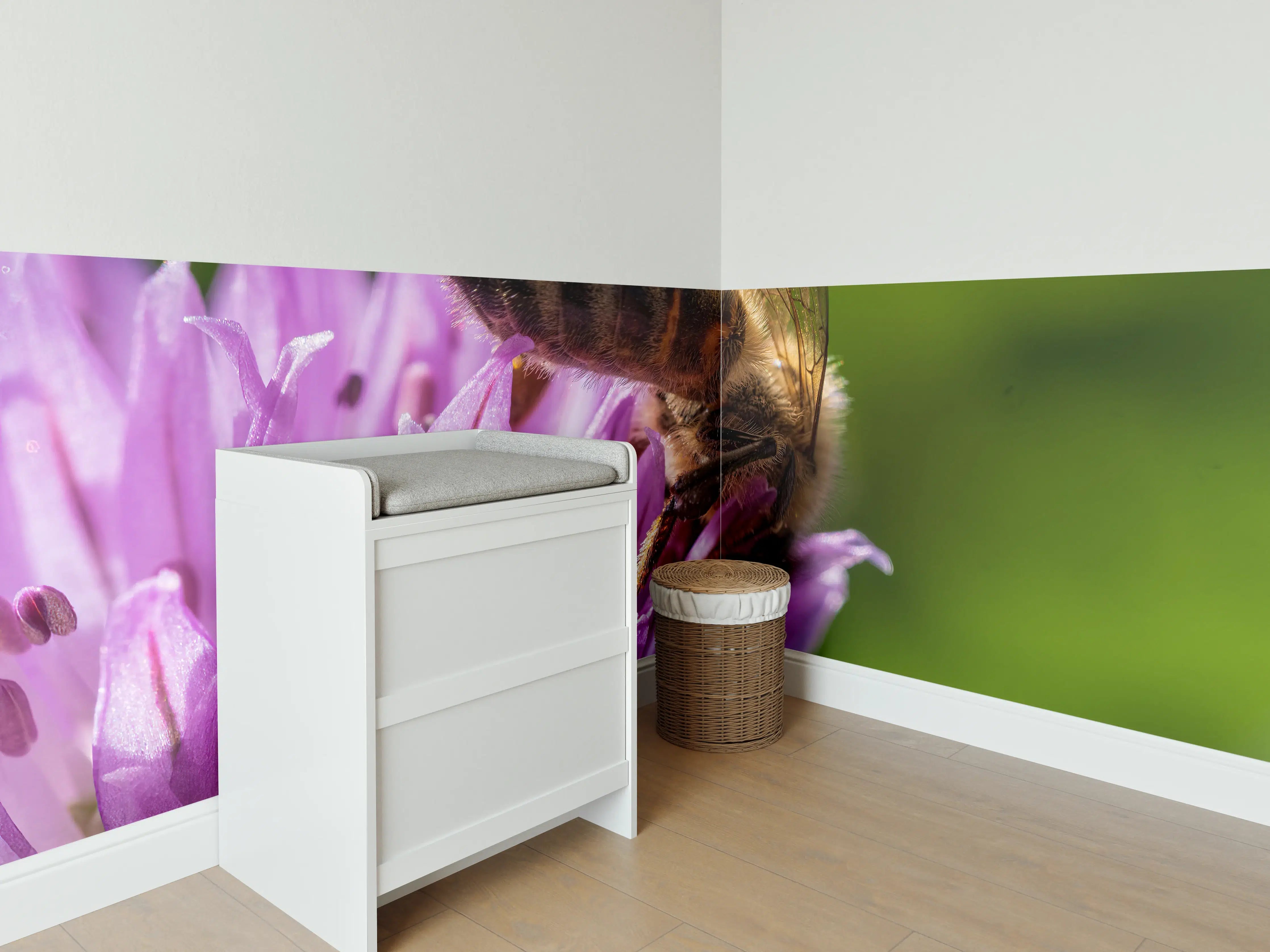 Babyzimmer Wandgestaltung - Biene auf Lila Blüte Makro
