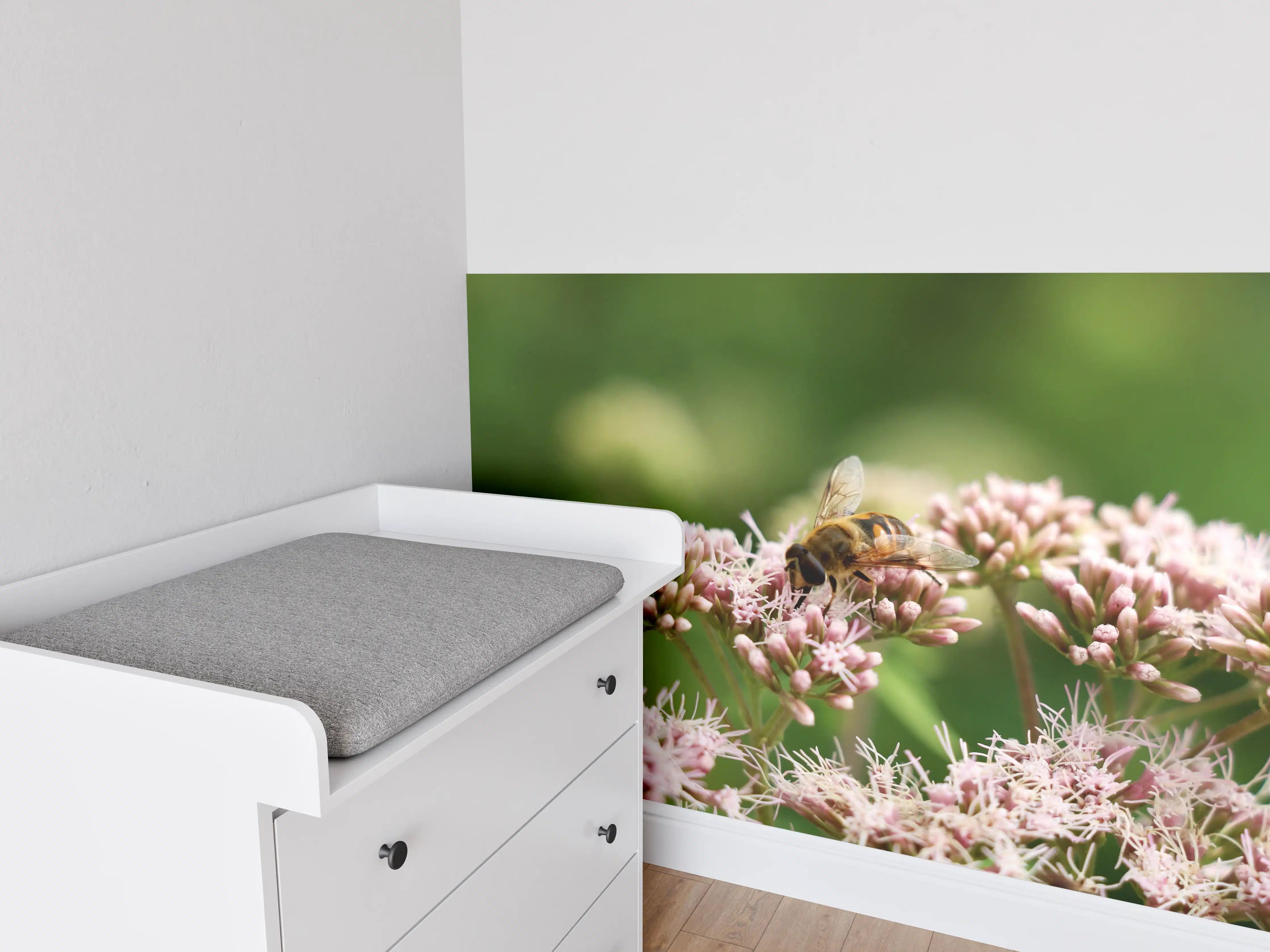 Babyzimmer Wandgestaltung - Biene auf Rosa Blüten Makro