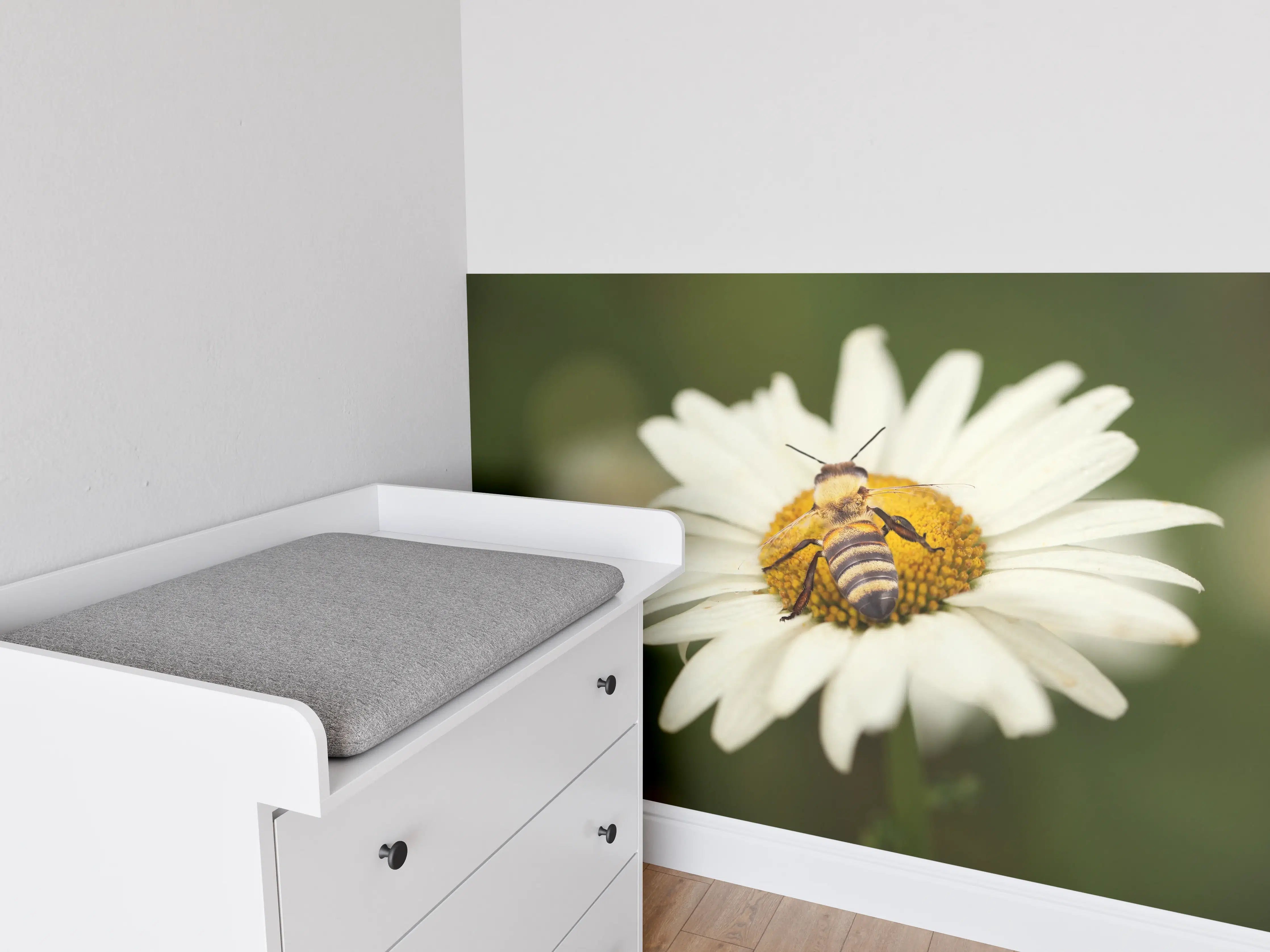 Babyzimmer Wandgestaltung - Biene auf einem Gänseblümchen
