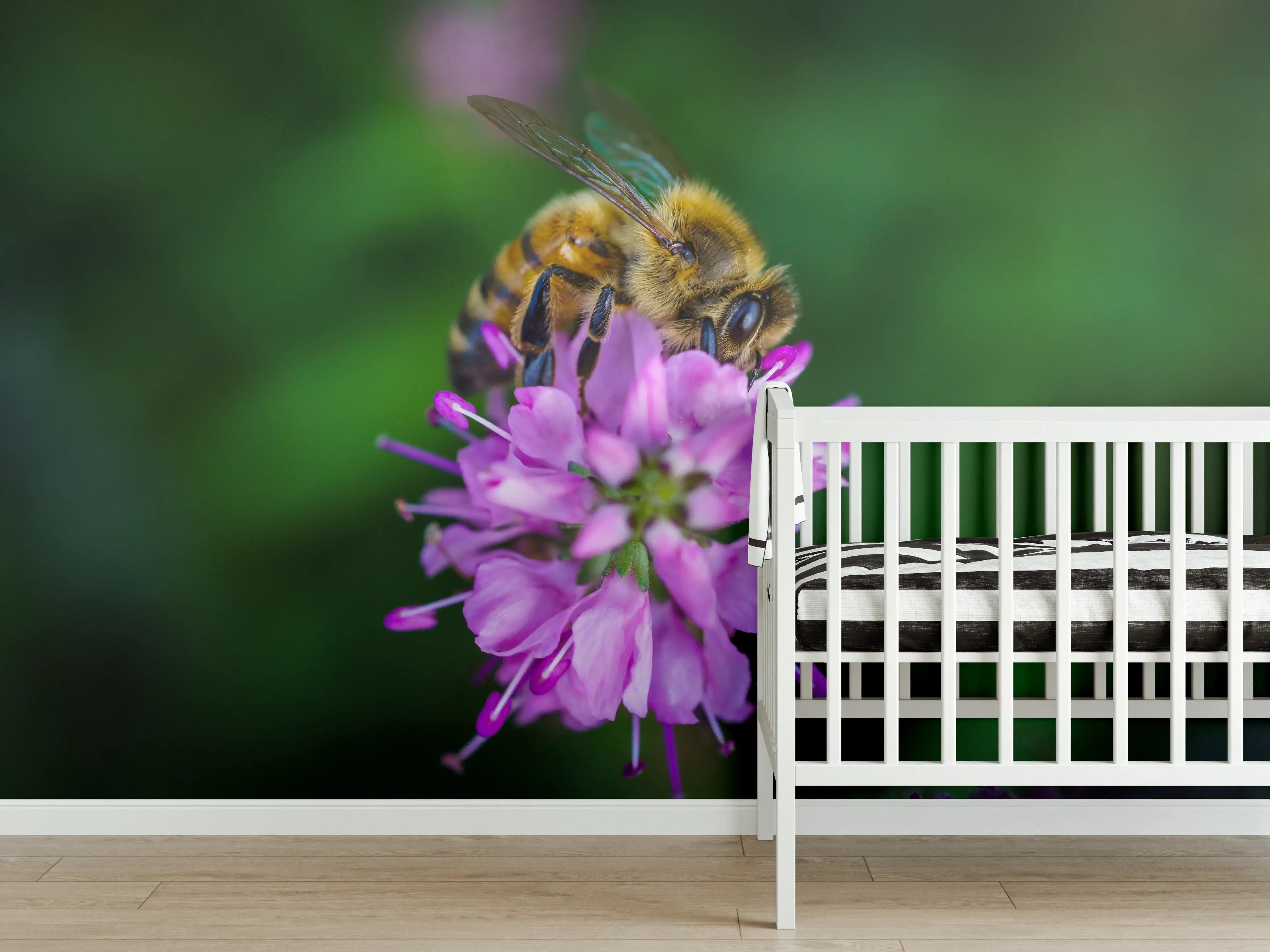 Babyzimmer Wandgestaltung - Biene auf lila Blüte