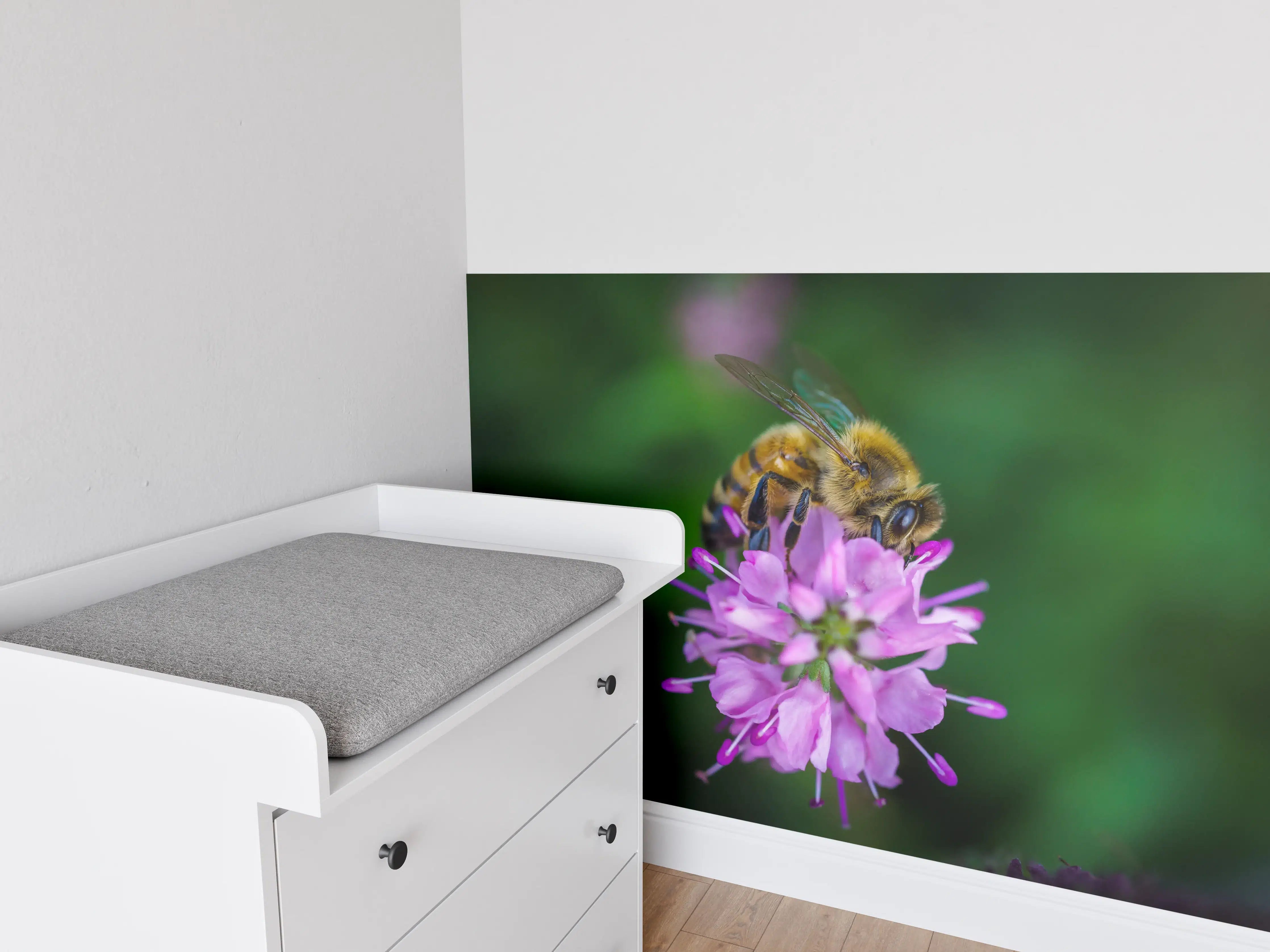 Babyzimmer Wandgestaltung - Biene auf lila Blüte