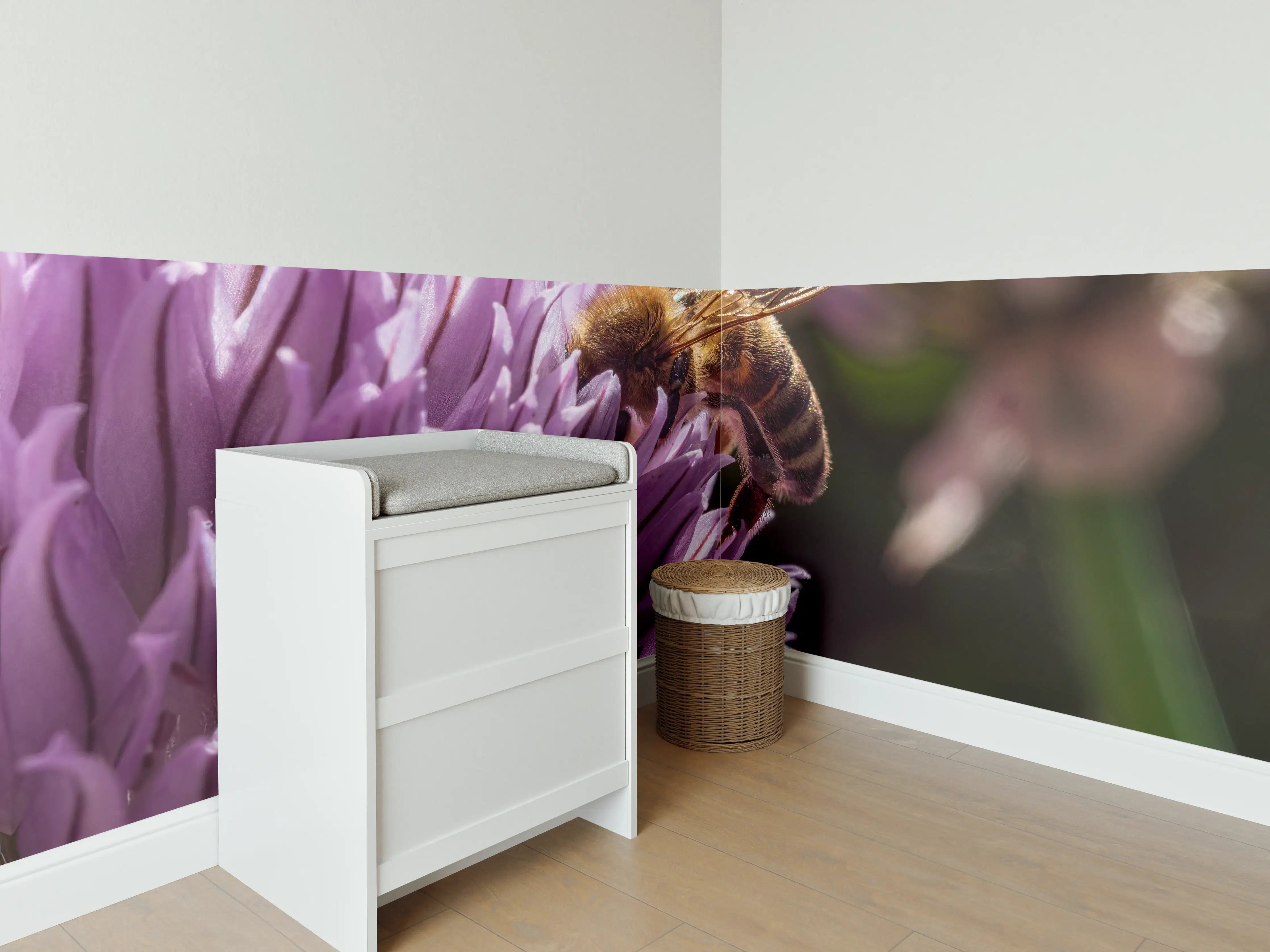 Babyzimmer Wandgestaltung - Biene auf lila Blume im Sonnenlicht
