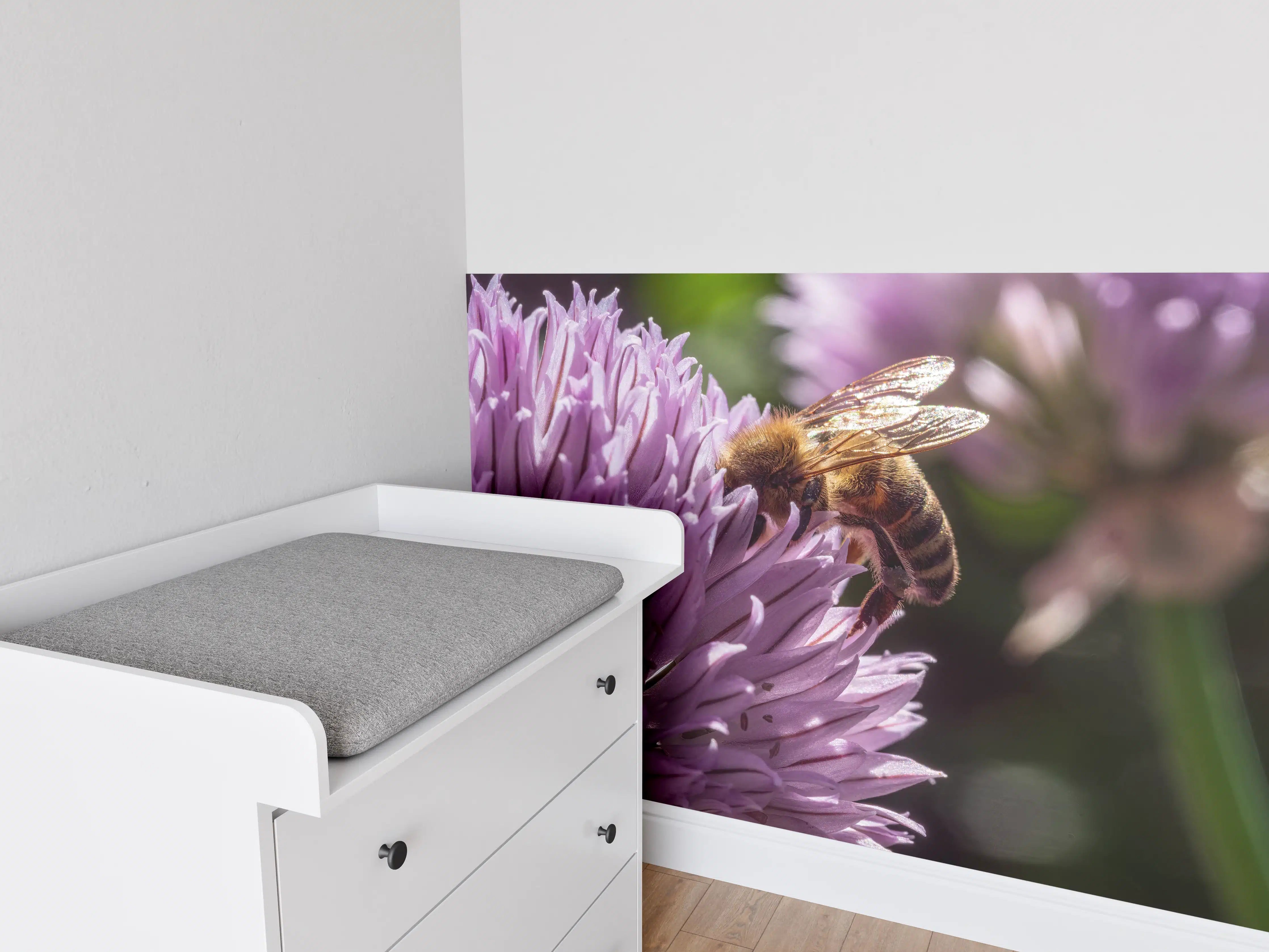 Babyzimmer Wandgestaltung - Biene auf lila Blume im Sonnenlicht
