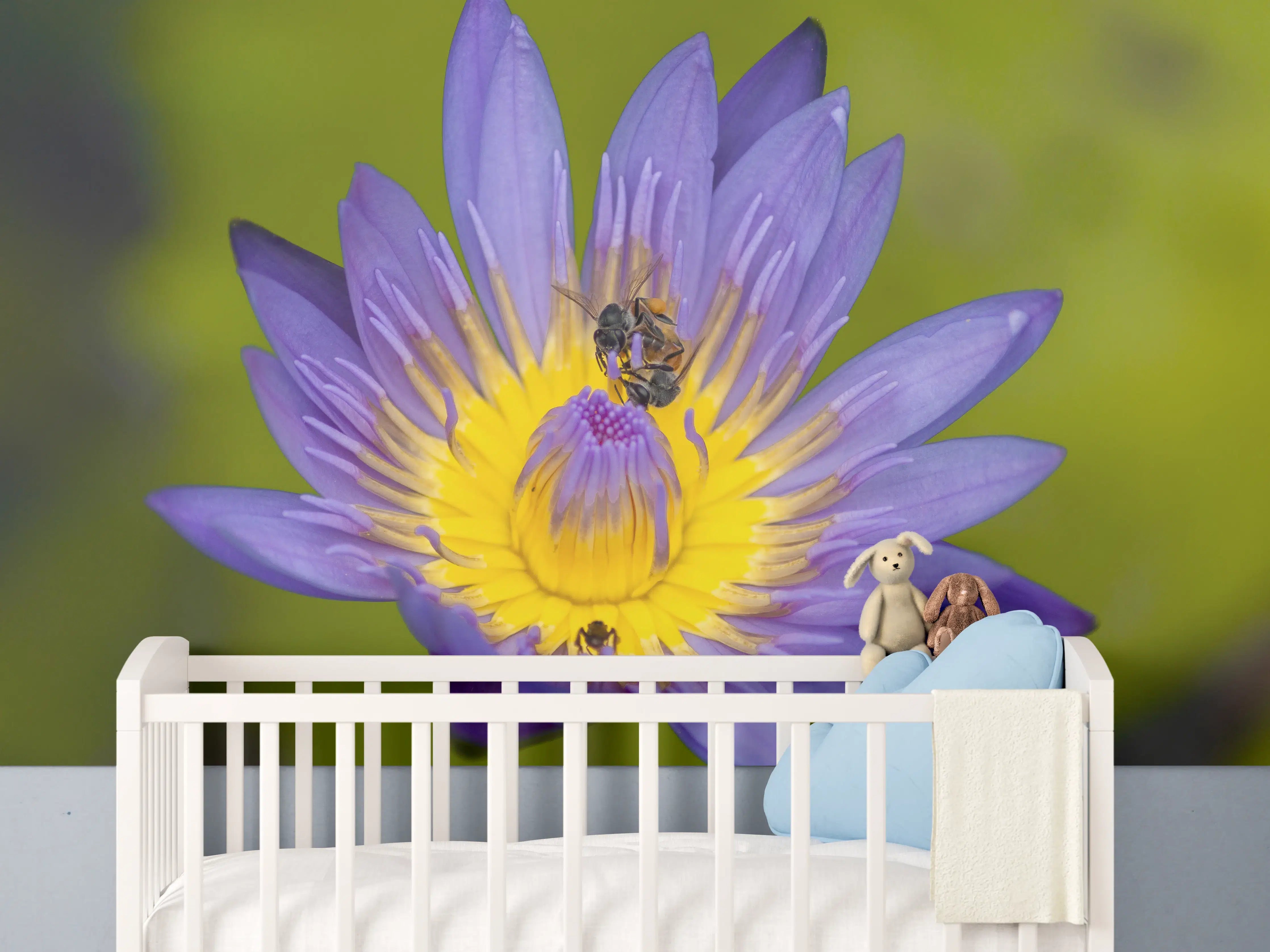 Babyzimmer Wandgestaltung - Biene sammelt Nektar