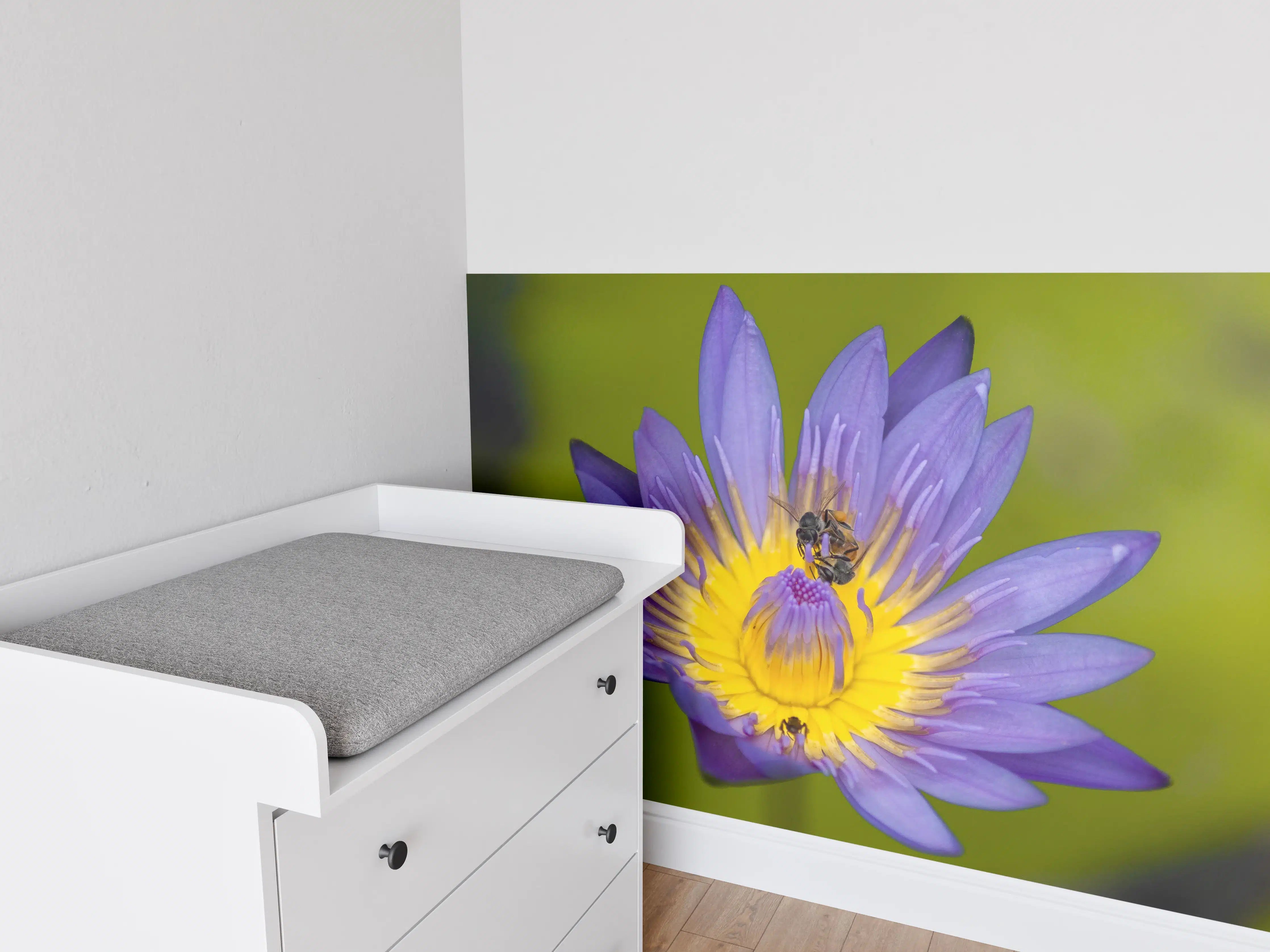 Babyzimmer Wandgestaltung - Biene sammelt Nektar