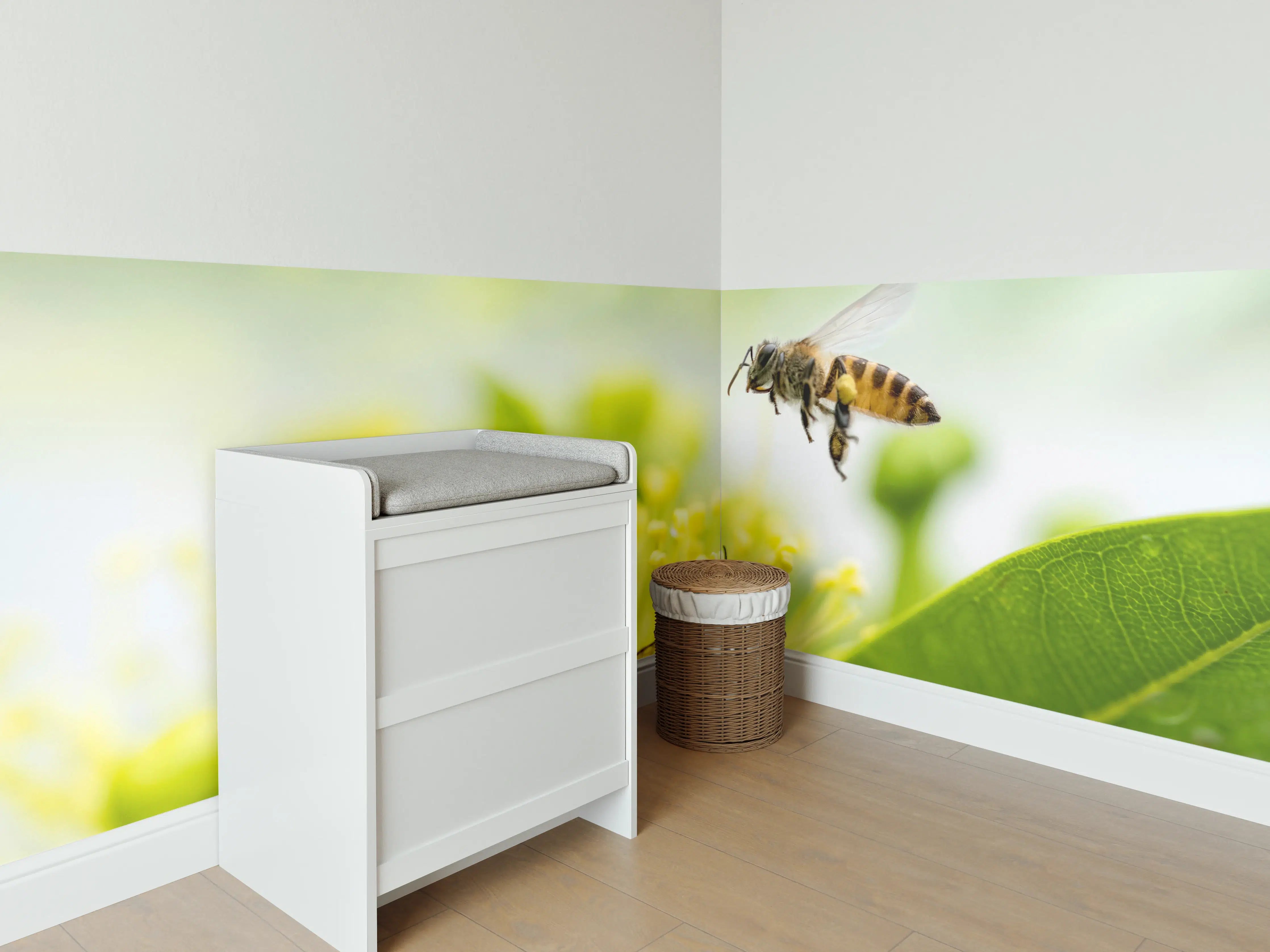 Babyzimmer Wandgestaltung - Biene sammelt Pollen an einer Blüte