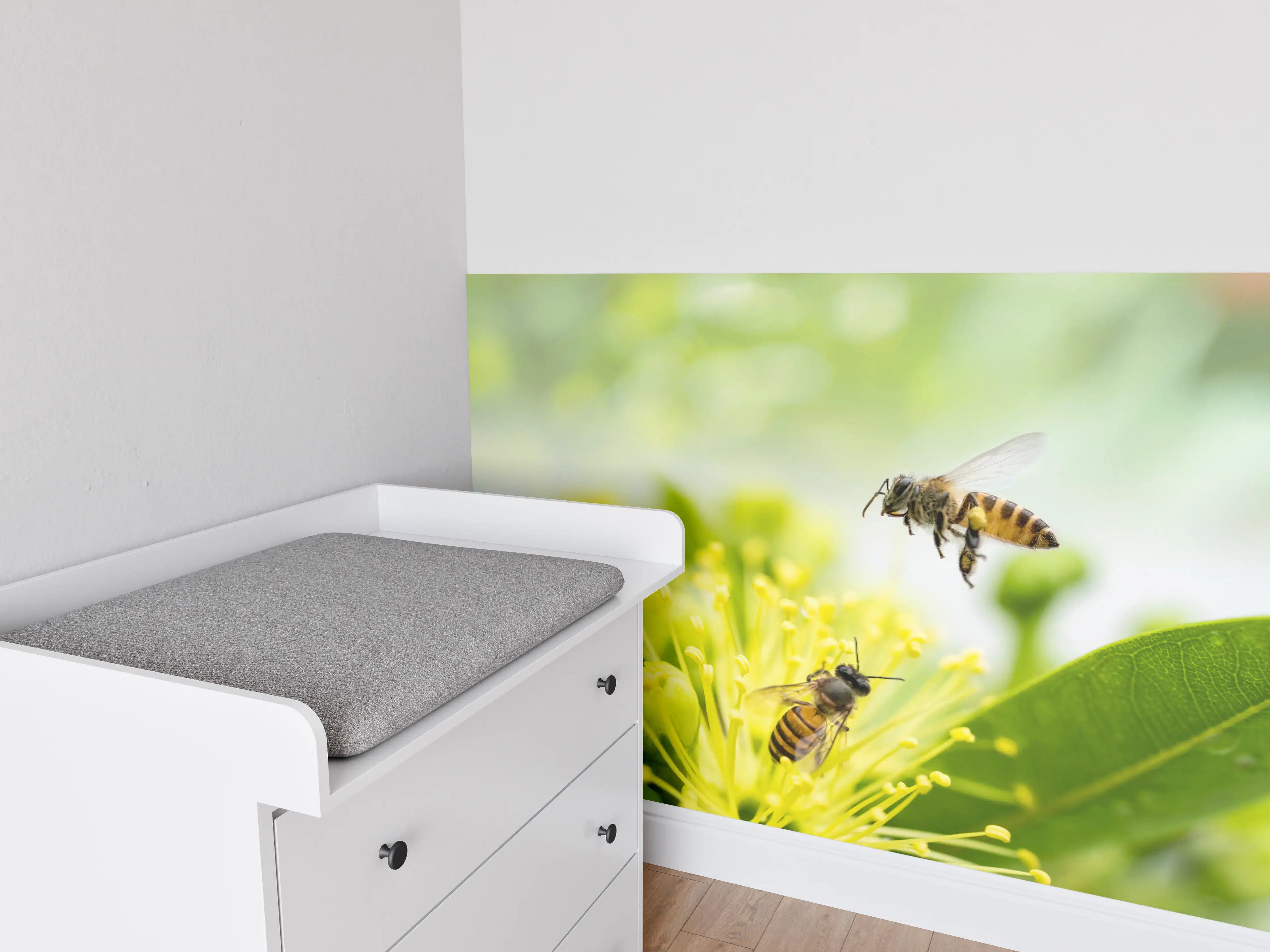 Babyzimmer Wandgestaltung - Biene sammelt Pollen an einer Blüte