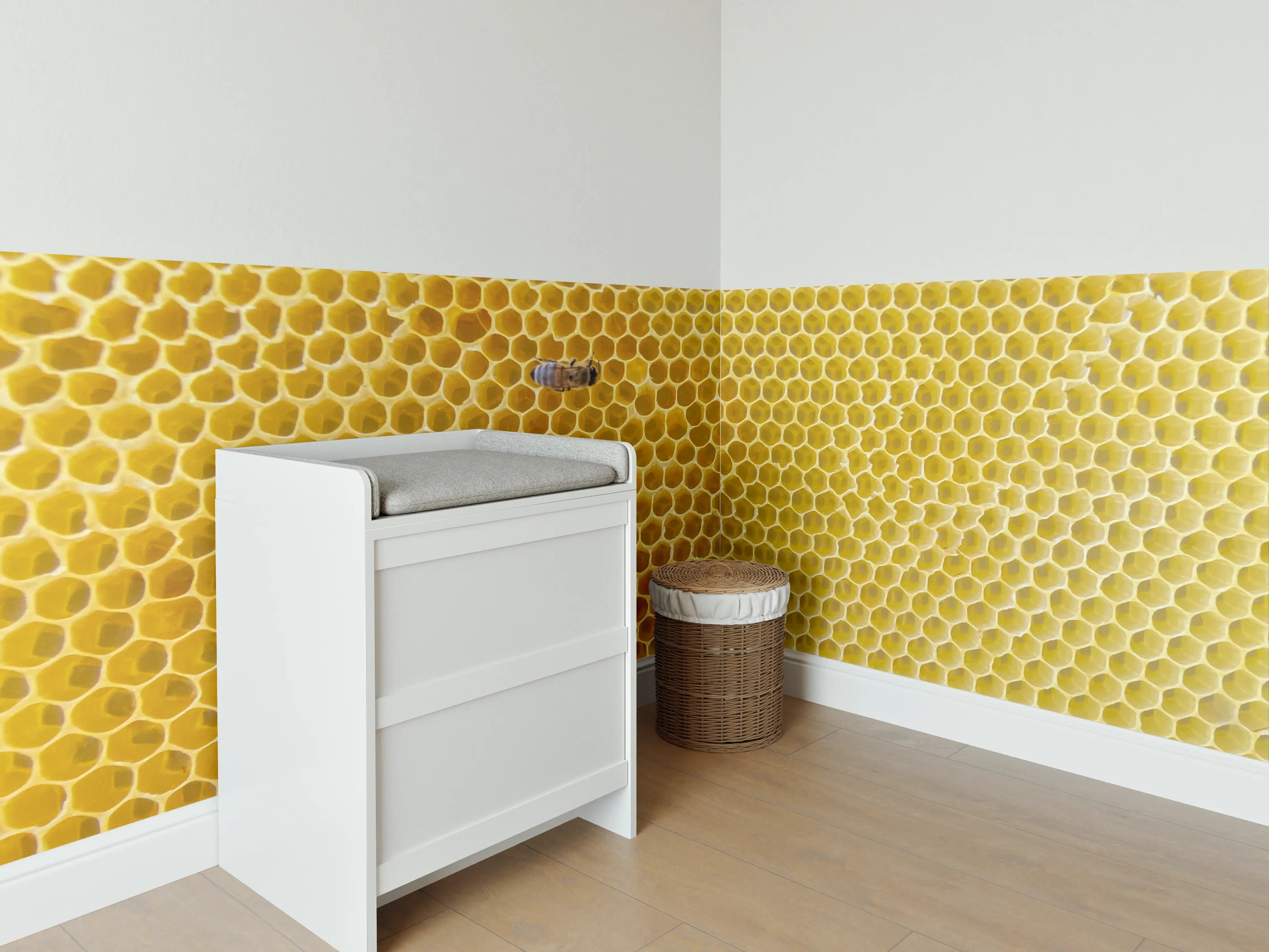 Babyzimmer Wandgestaltung - Bienen auf Honigwaben im Sonnenlicht