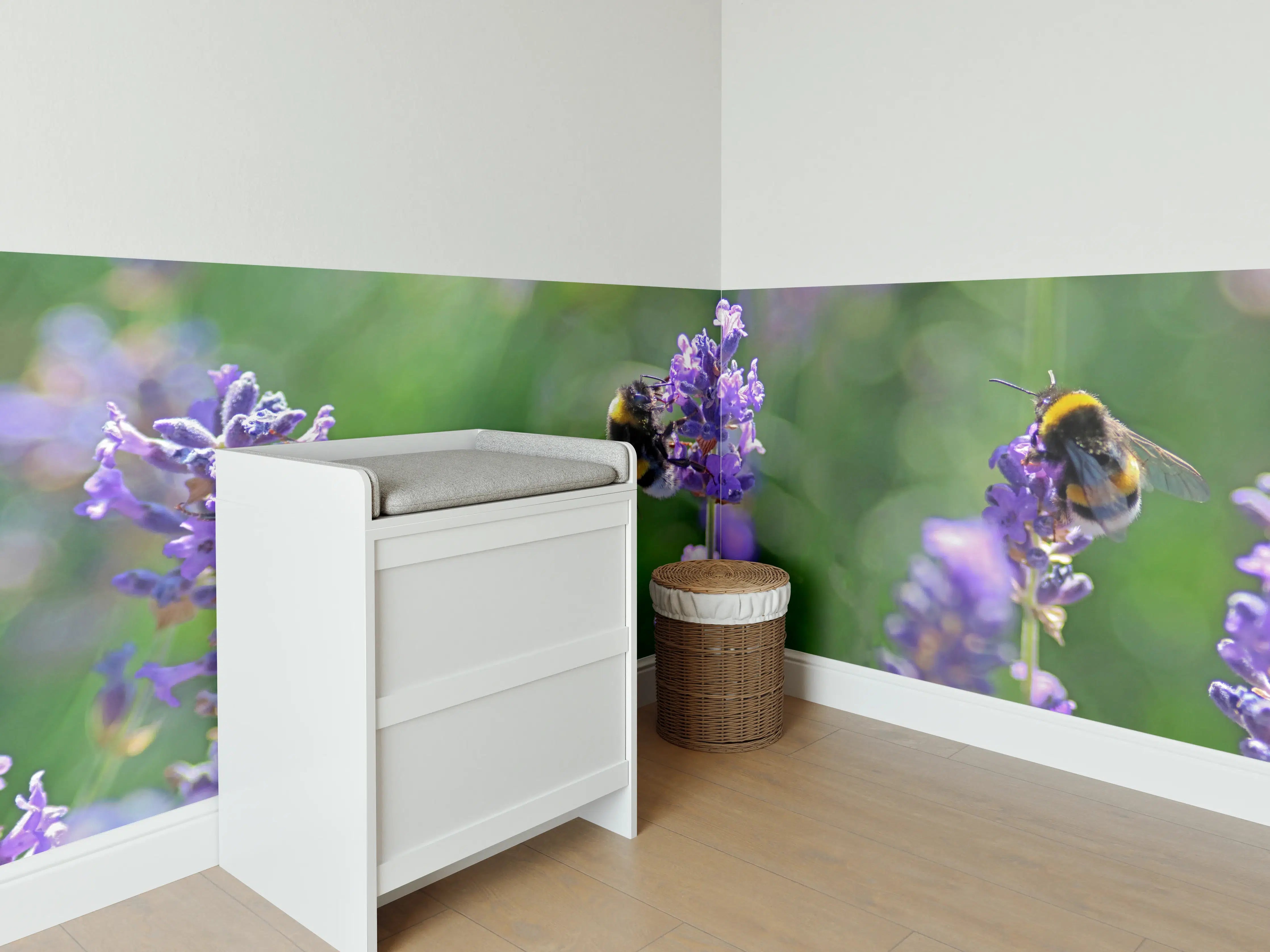 Babyzimmer Wandgestaltung - Bienen auf Lavendel im Grünen