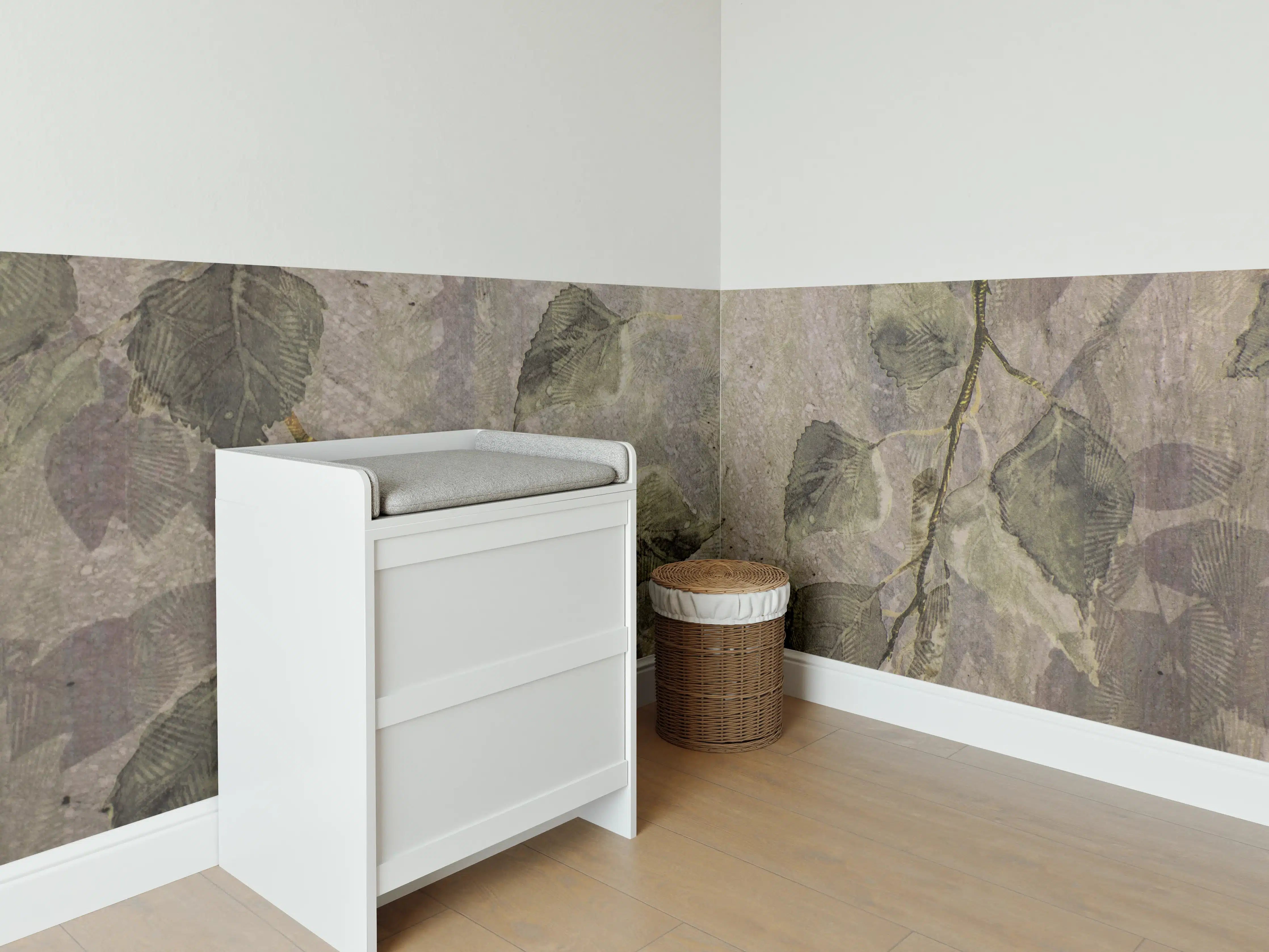 Babyzimmer Wandgestaltung - Blätter-Dekor Fliesen Grau