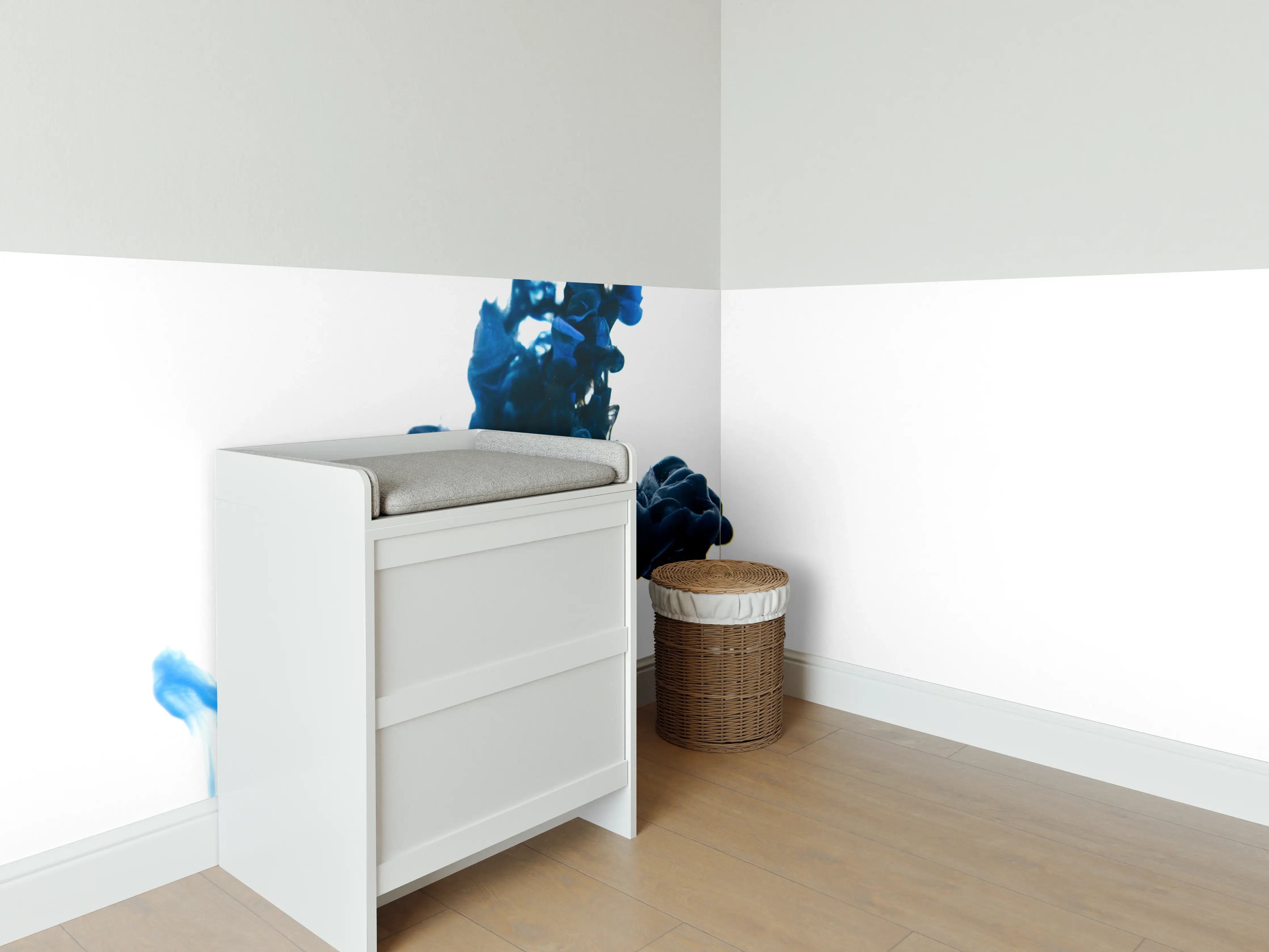 Babyzimmer Wandgestaltung - Bläuliche Tinte im Wasser