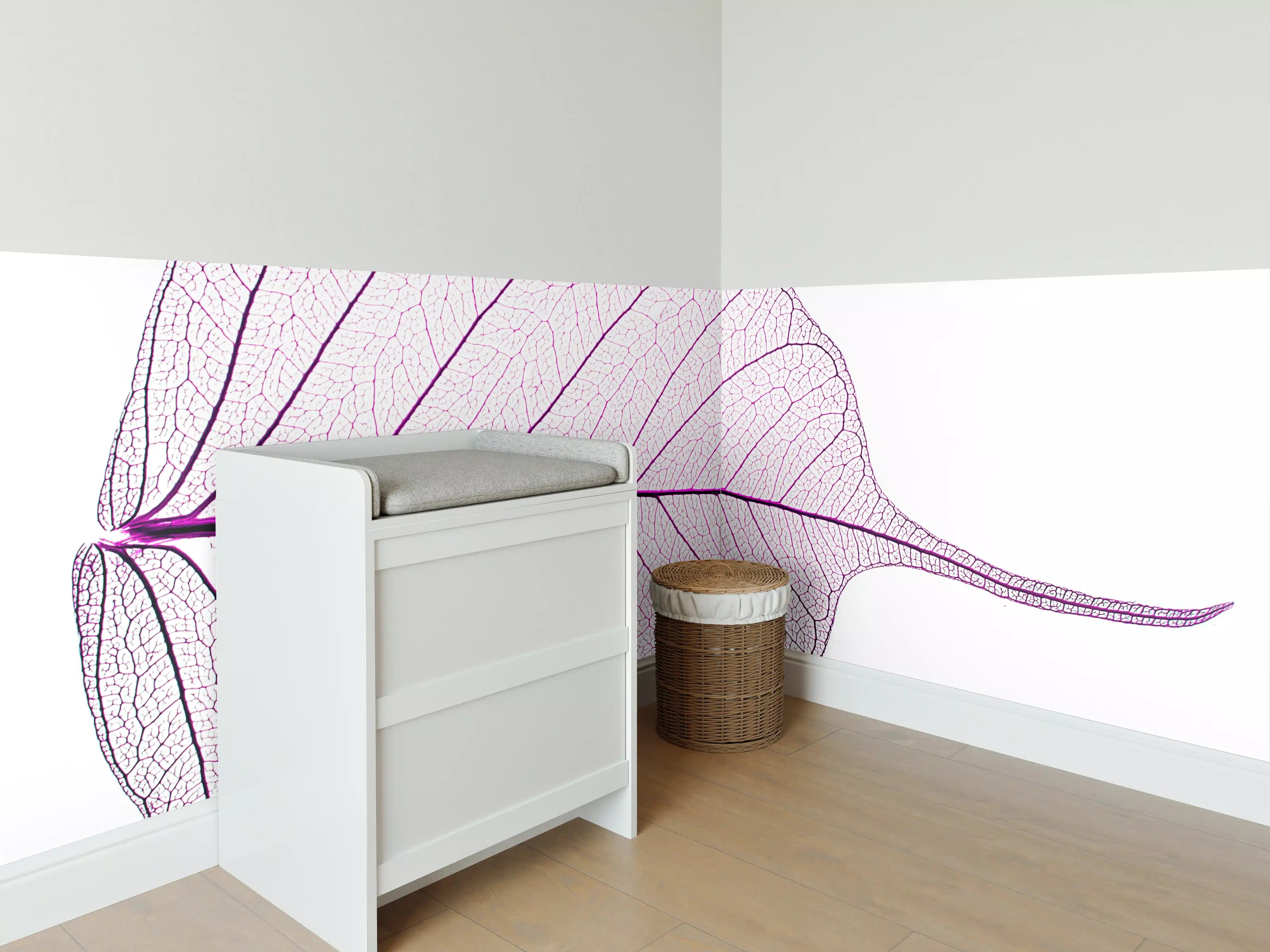 Babyzimmer Wandgestaltung - Blattstruktur Weiß Lila Filigran