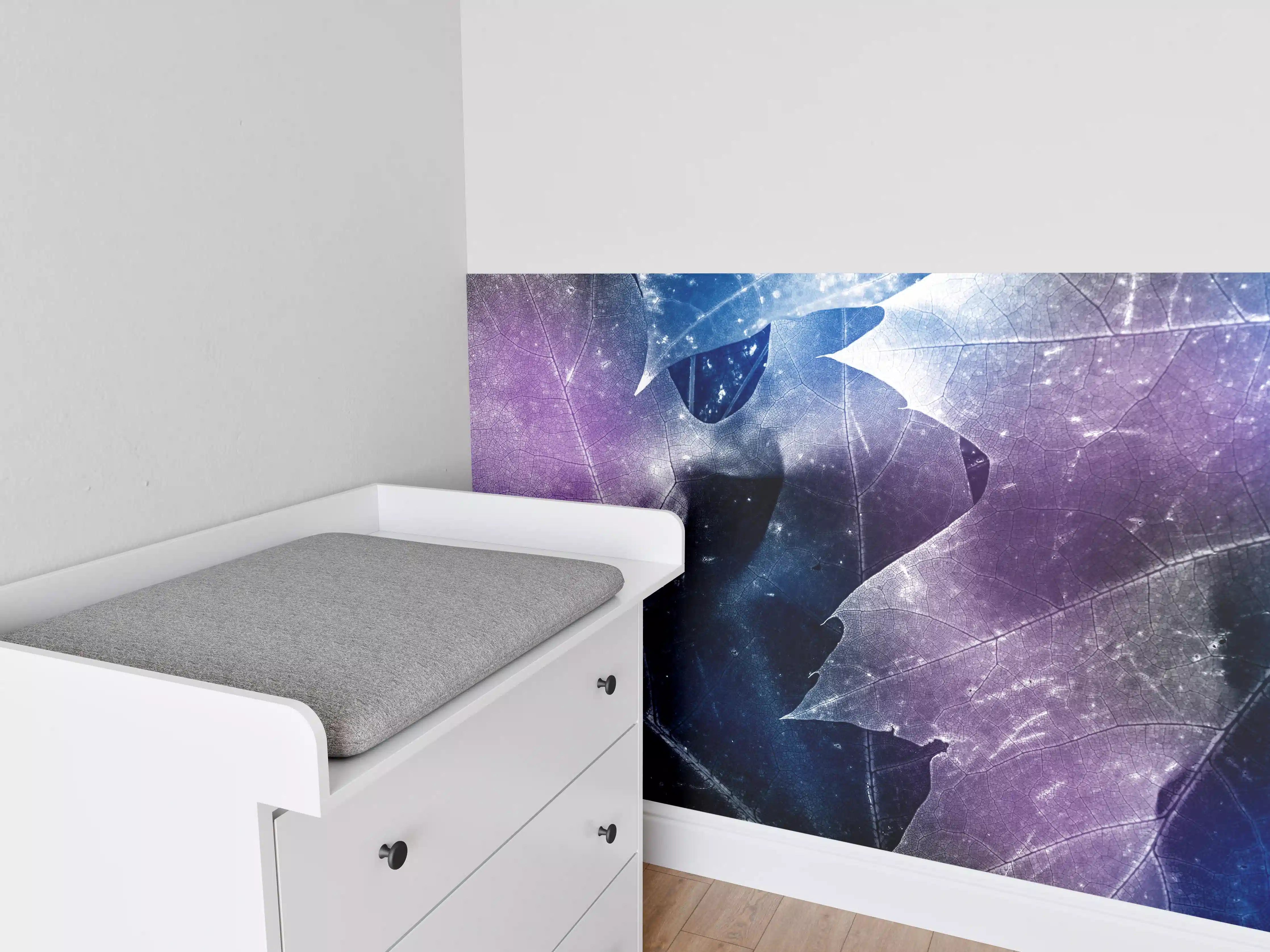 Babyzimmer Wandgestaltung - Blau-Lila Blättertextur