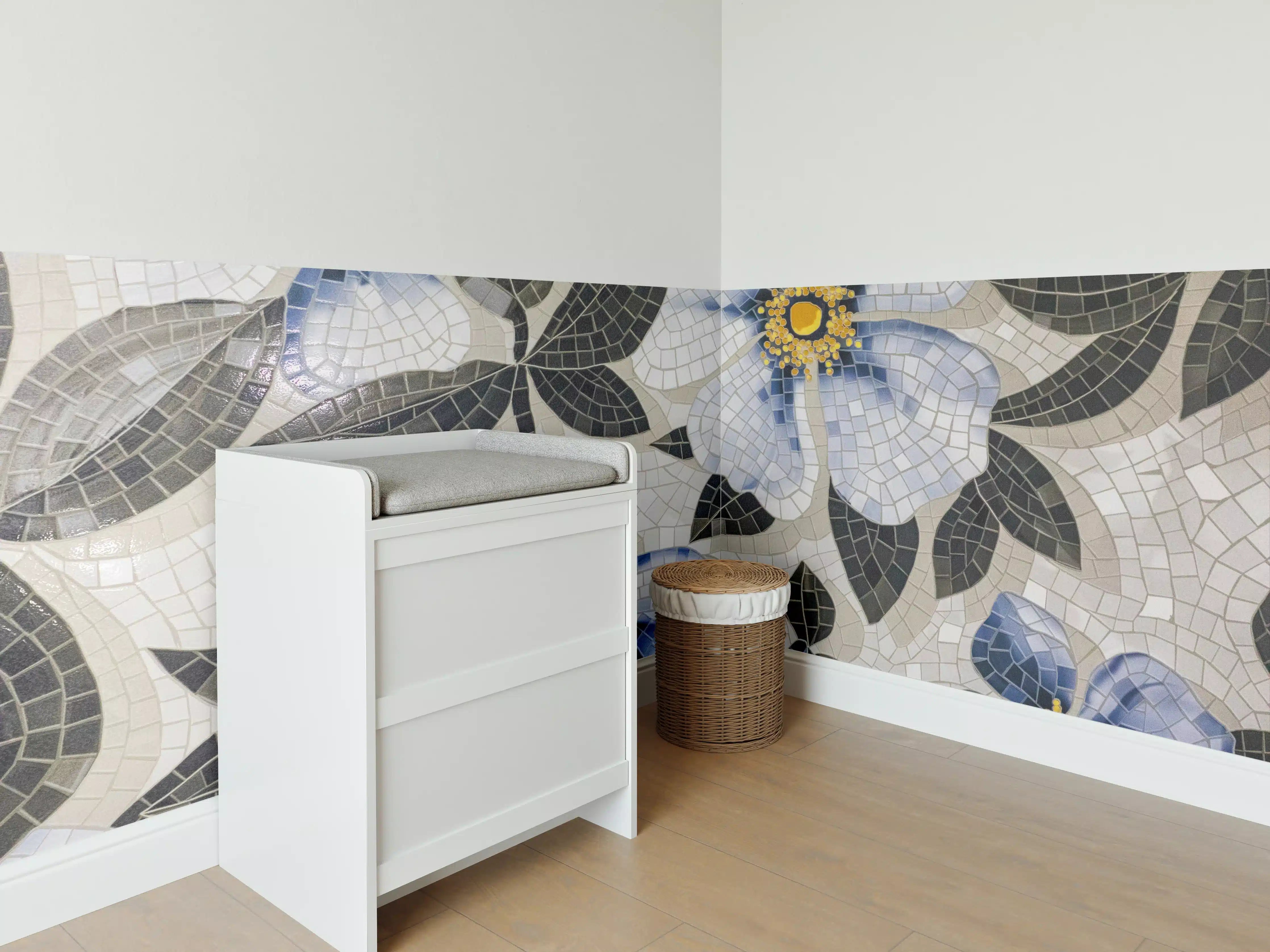 Babyzimmer Wandgestaltung - Blaue Blumen Mosaikfliesen