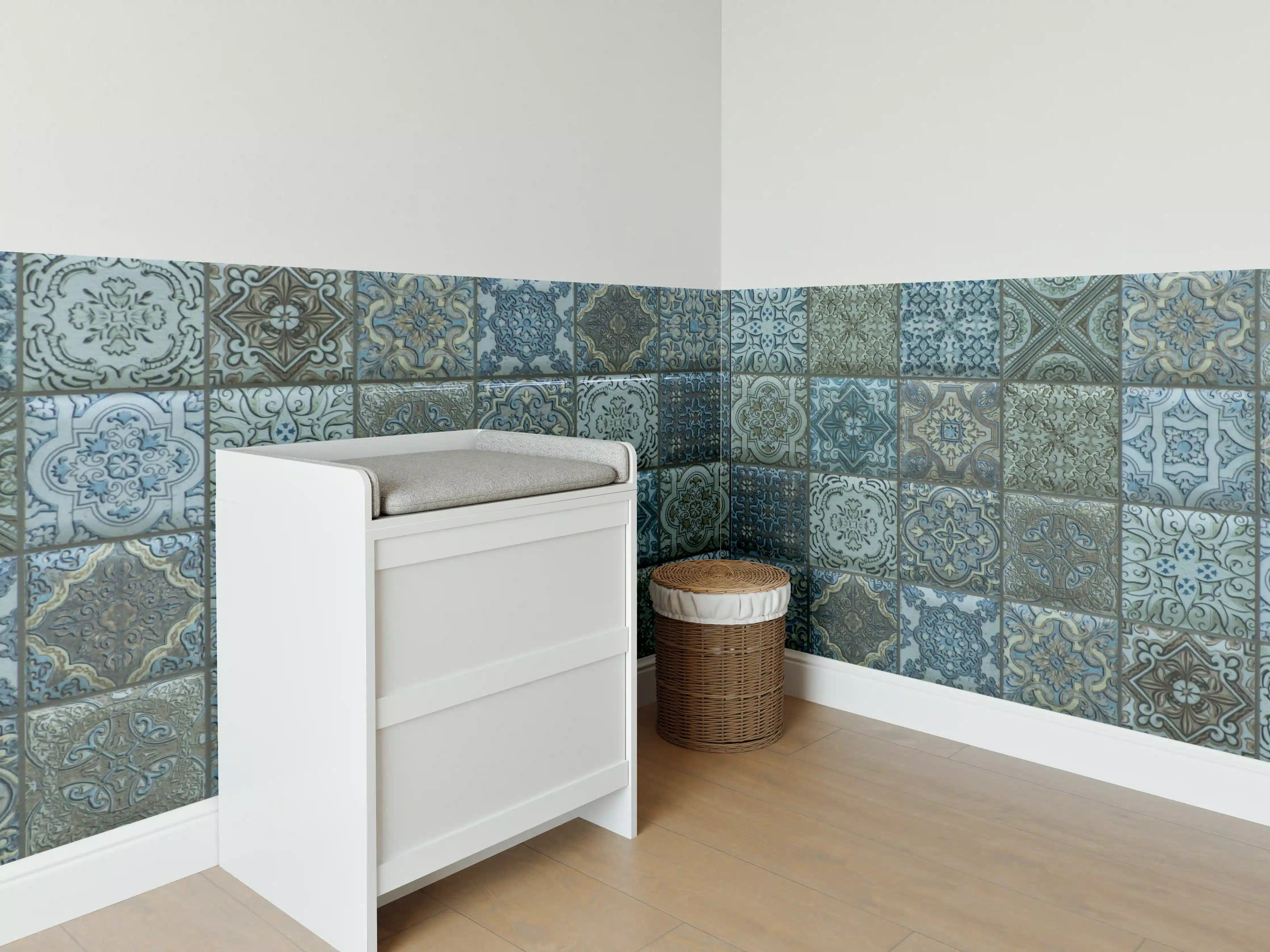 Babyzimmer Wandgestaltung - Blaue Fliesen mit Vintage-Muster
