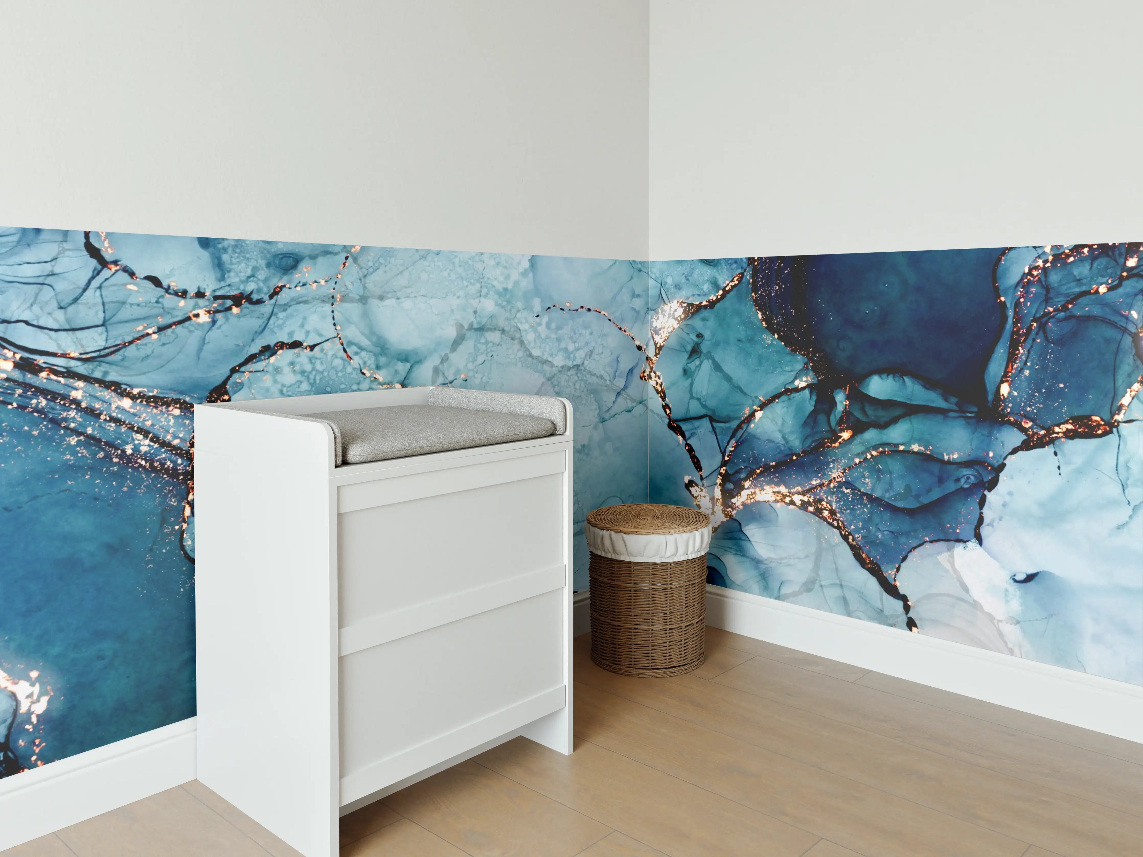 Babyzimmer Wandgestaltung - Blaue Marmor Musterung mit goldenen Akzenten