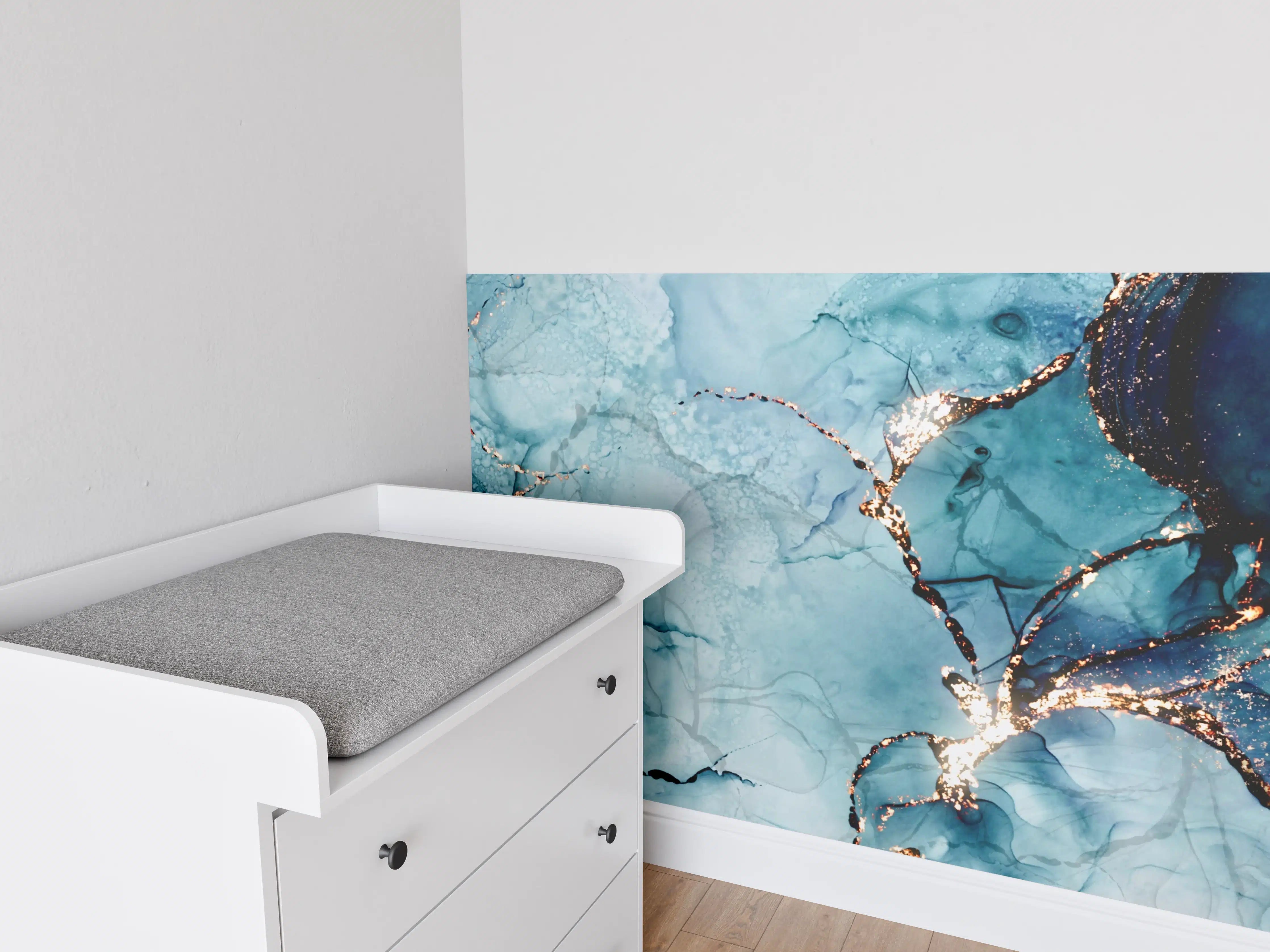 Babyzimmer Wandgestaltung - Blaue Marmor Musterung mit goldenen Akzenten