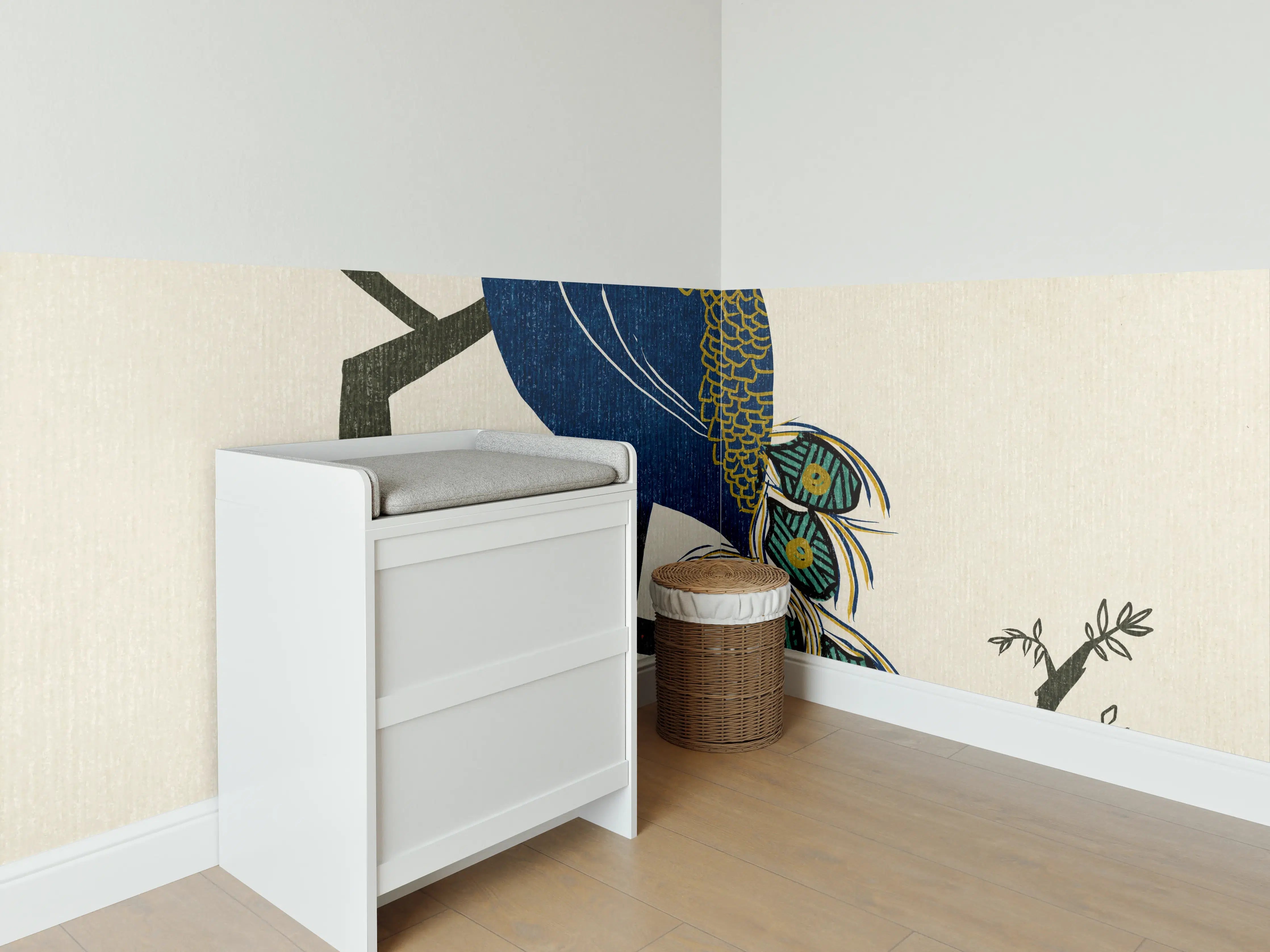 Babyzimmer Wandgestaltung - Blaue Pfauenfeder mit Sonnenorange