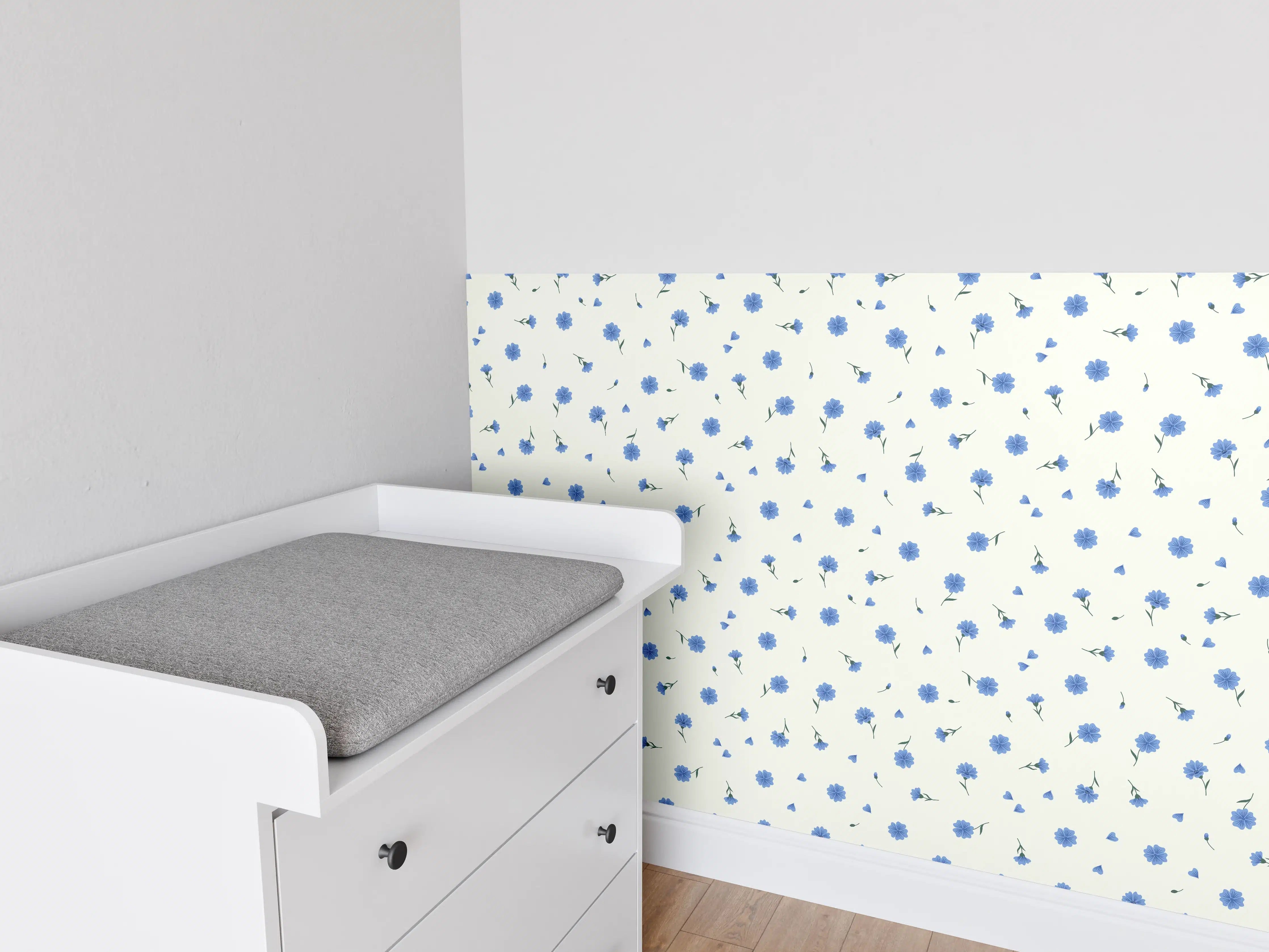 Babyzimmer Wandgestaltung - Blaue Punkte auf weißem Hintergrund