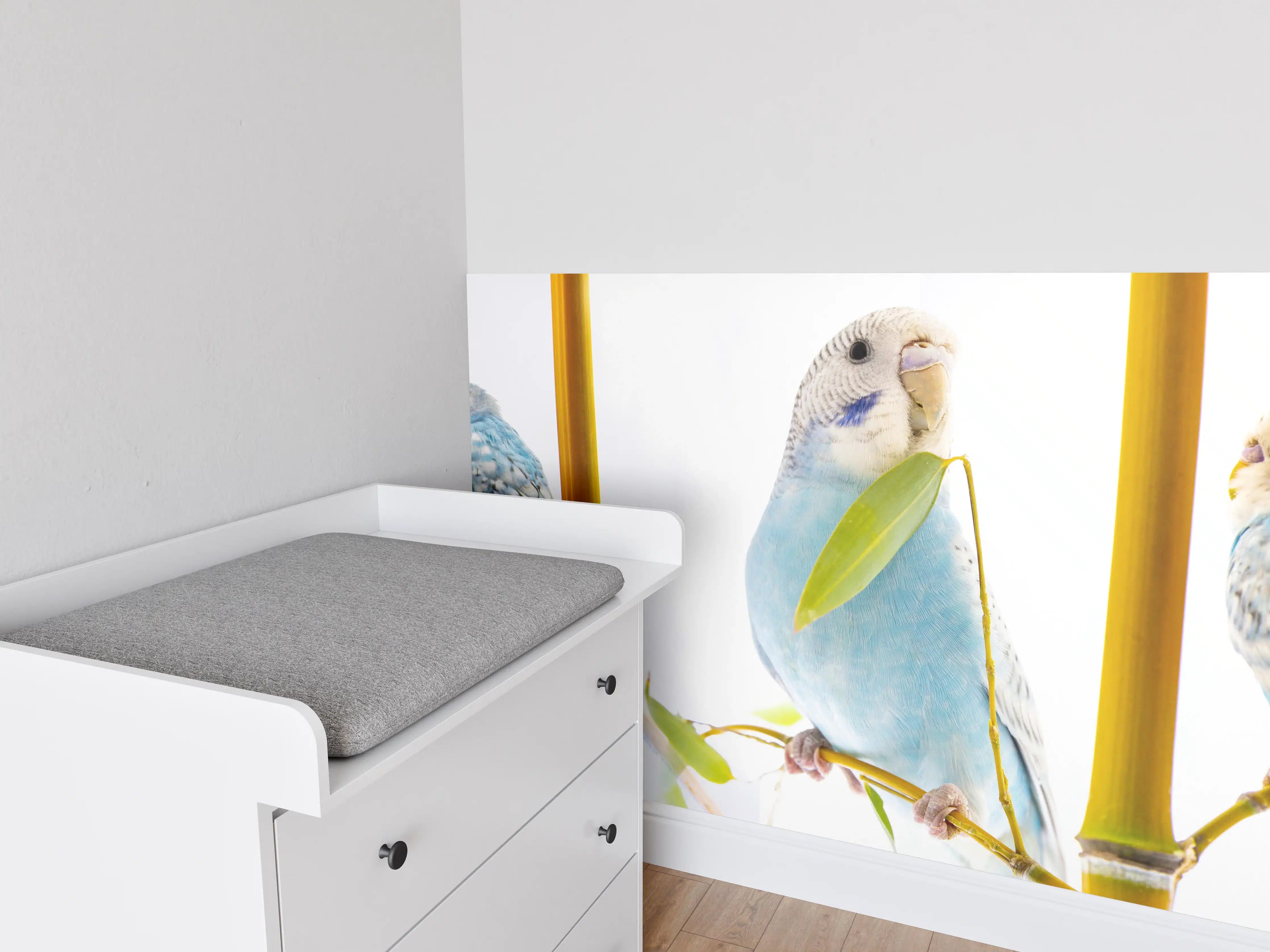 Babyzimmer Wandgestaltung - Blaue gewellte Papageien auf weißem Hintergrund