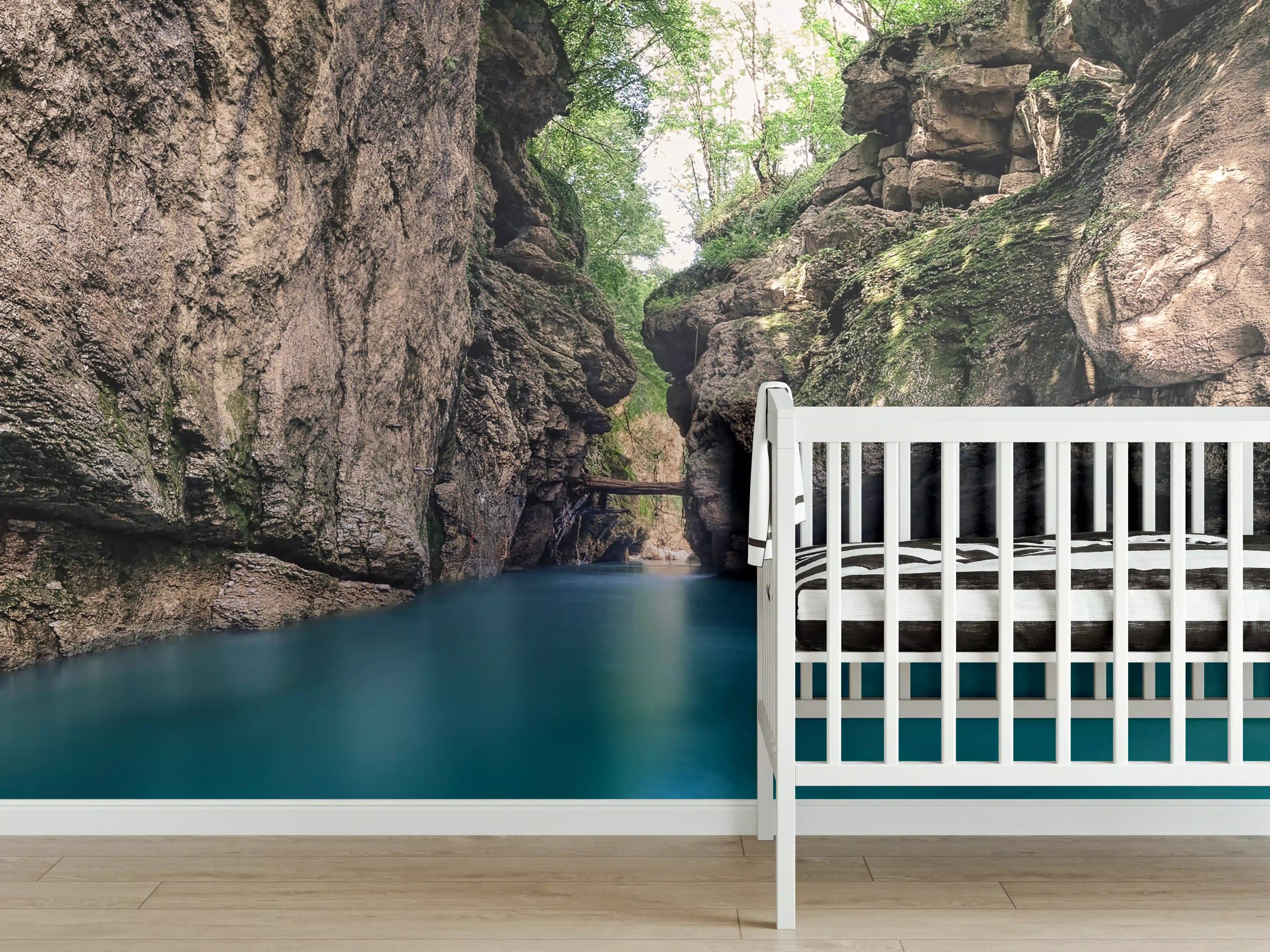 Babyzimmer Wandgestaltung - Blauer Fluss in Felsenkluft