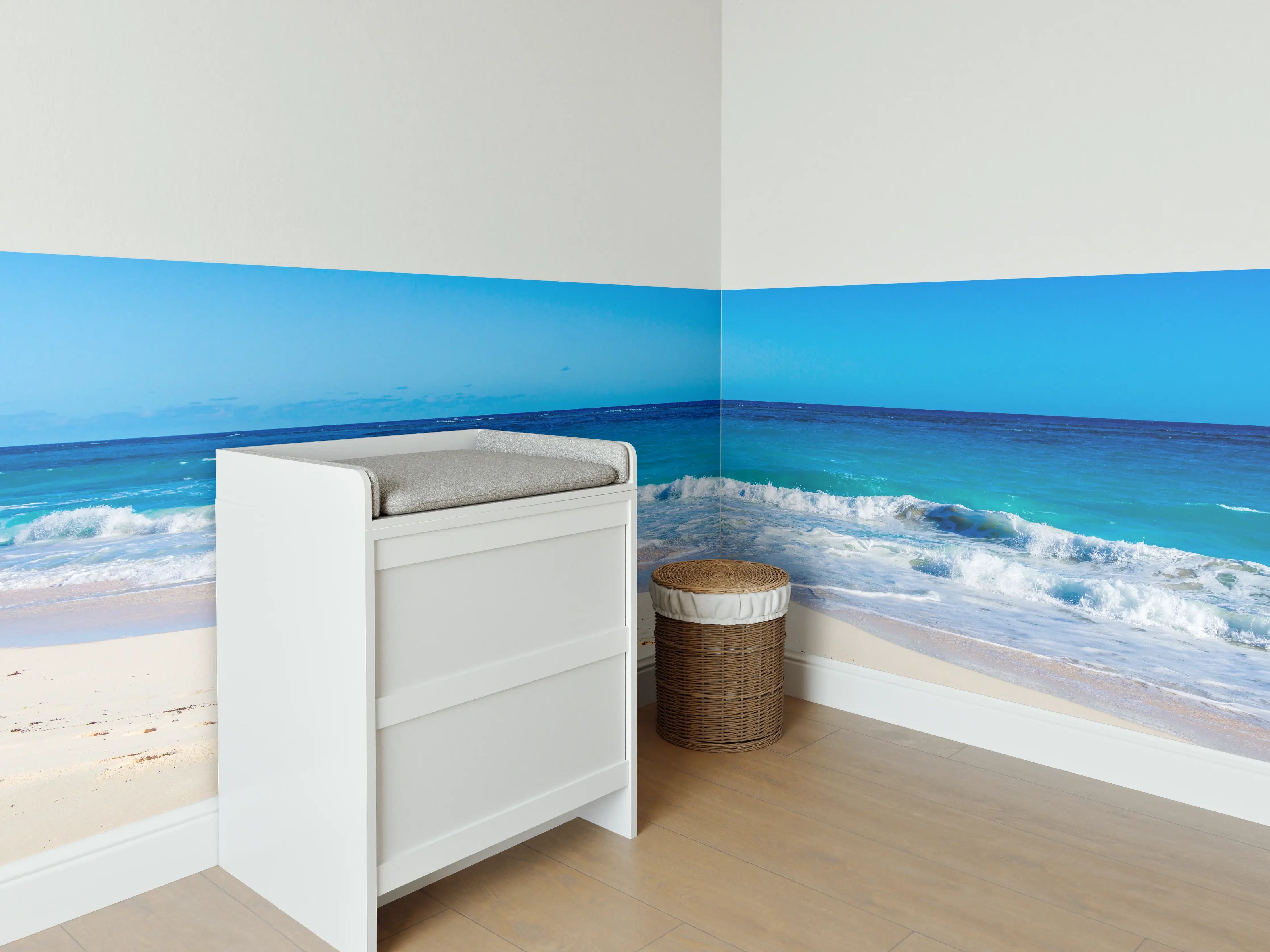 Babyzimmer Wandgestaltung - Blauer Strand mit sanften Wellen und weißem Sand
