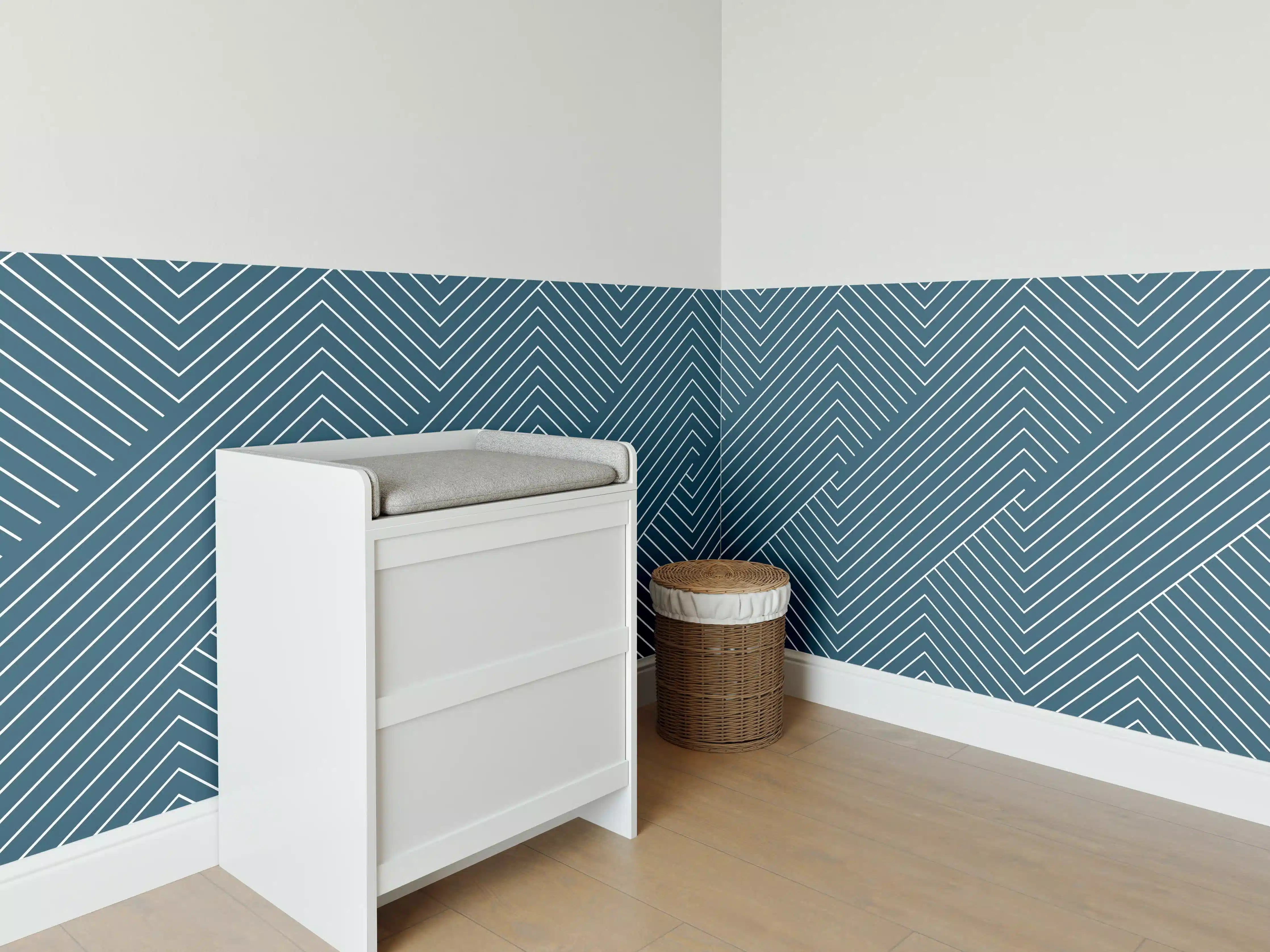 Babyzimmer Wandgestaltung - Blauer geometrischer Dekor mit feinen Graunuancen