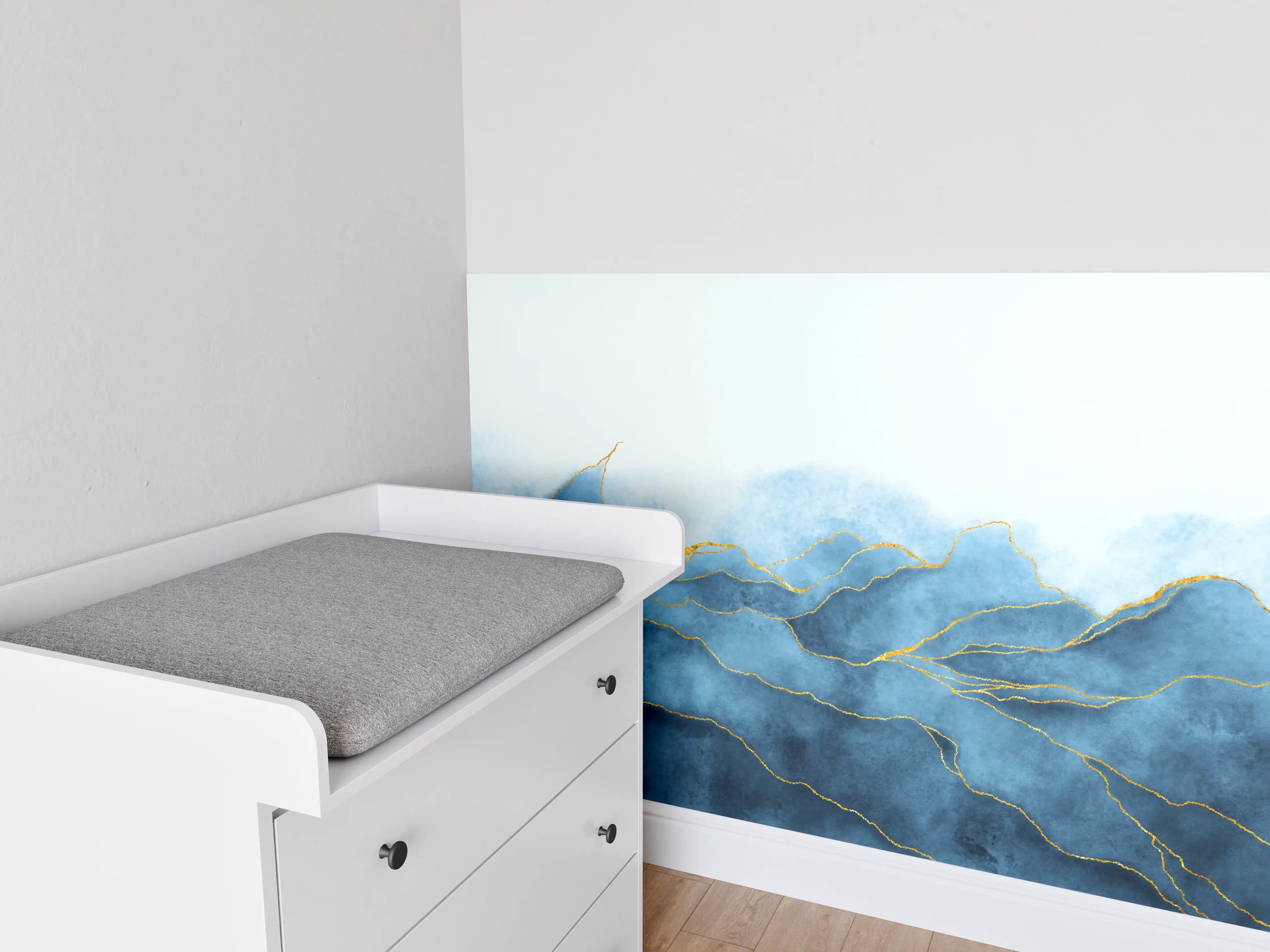 Babyzimmer Wandgestaltung - Blaues Aquarell mit Goldelementen