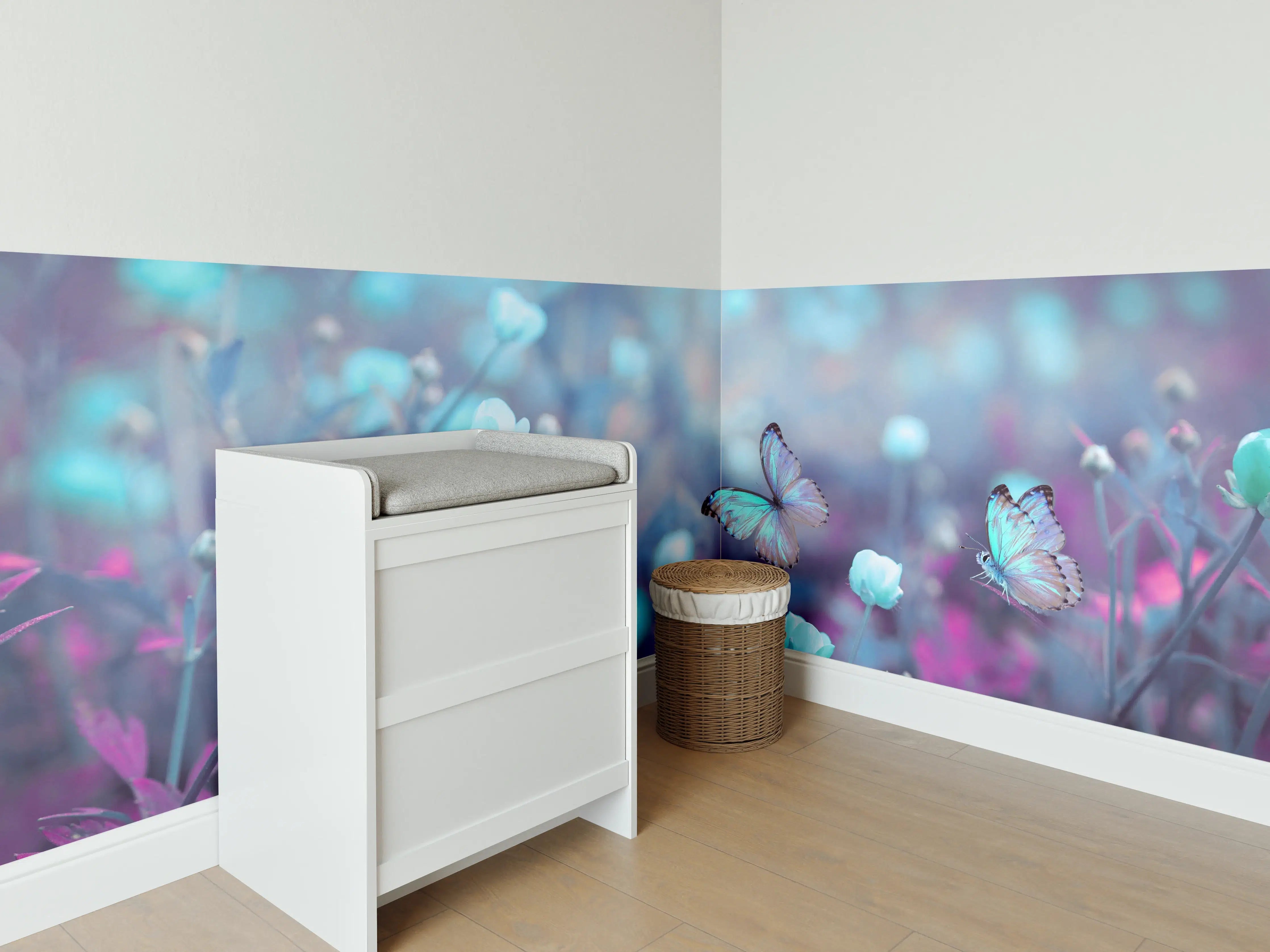 Babyzimmer Wandgestaltung - Blaues Schmetterlings- und Blumenbild mit pastel Farbnuancen