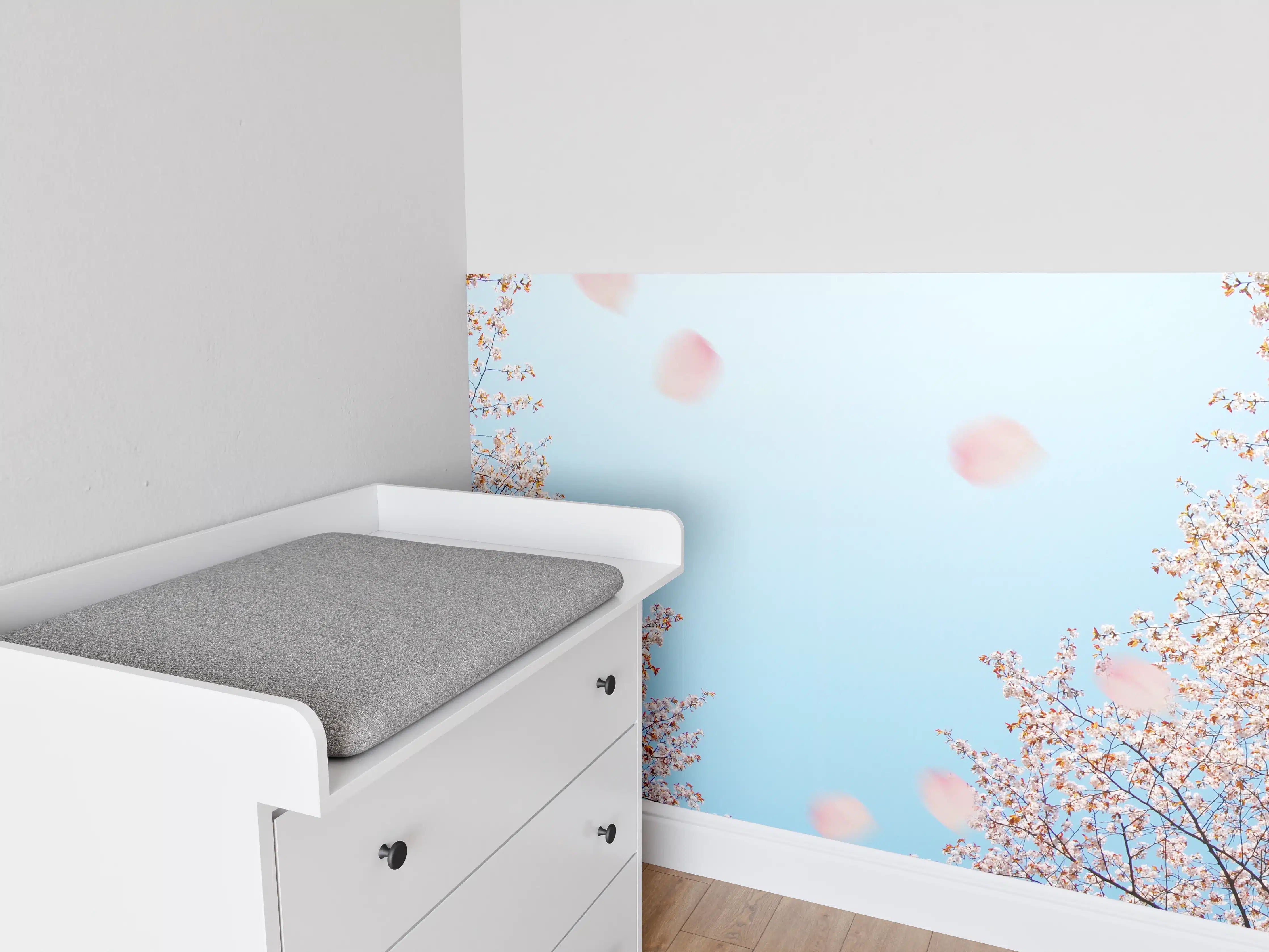 Babyzimmer Wandgestaltung - Blühende Kirschbäume unter blauem Himmel