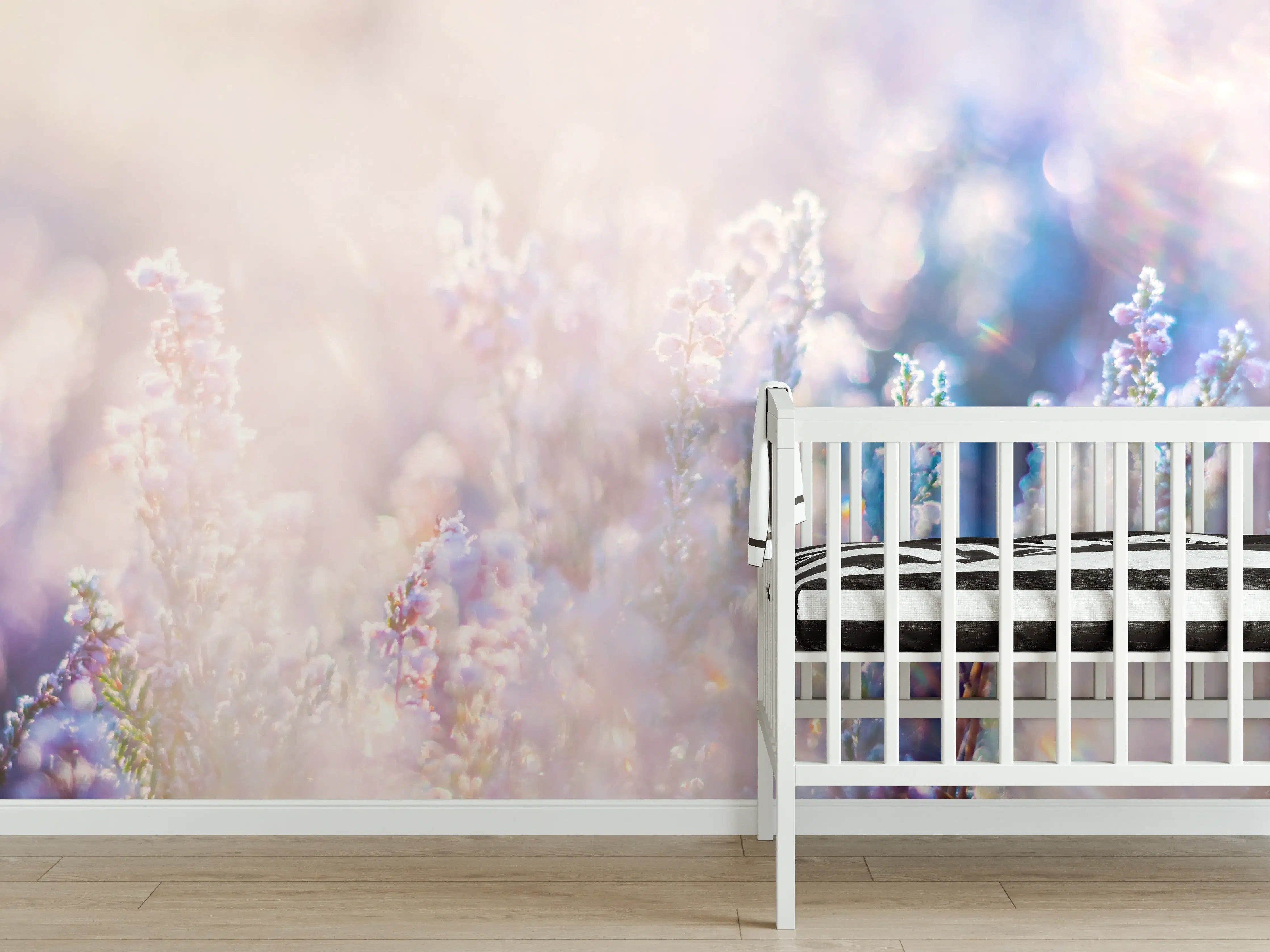 Babyzimmer Wandgestaltung - Blühende Lavendelwiesen in sanften Pastellfarben