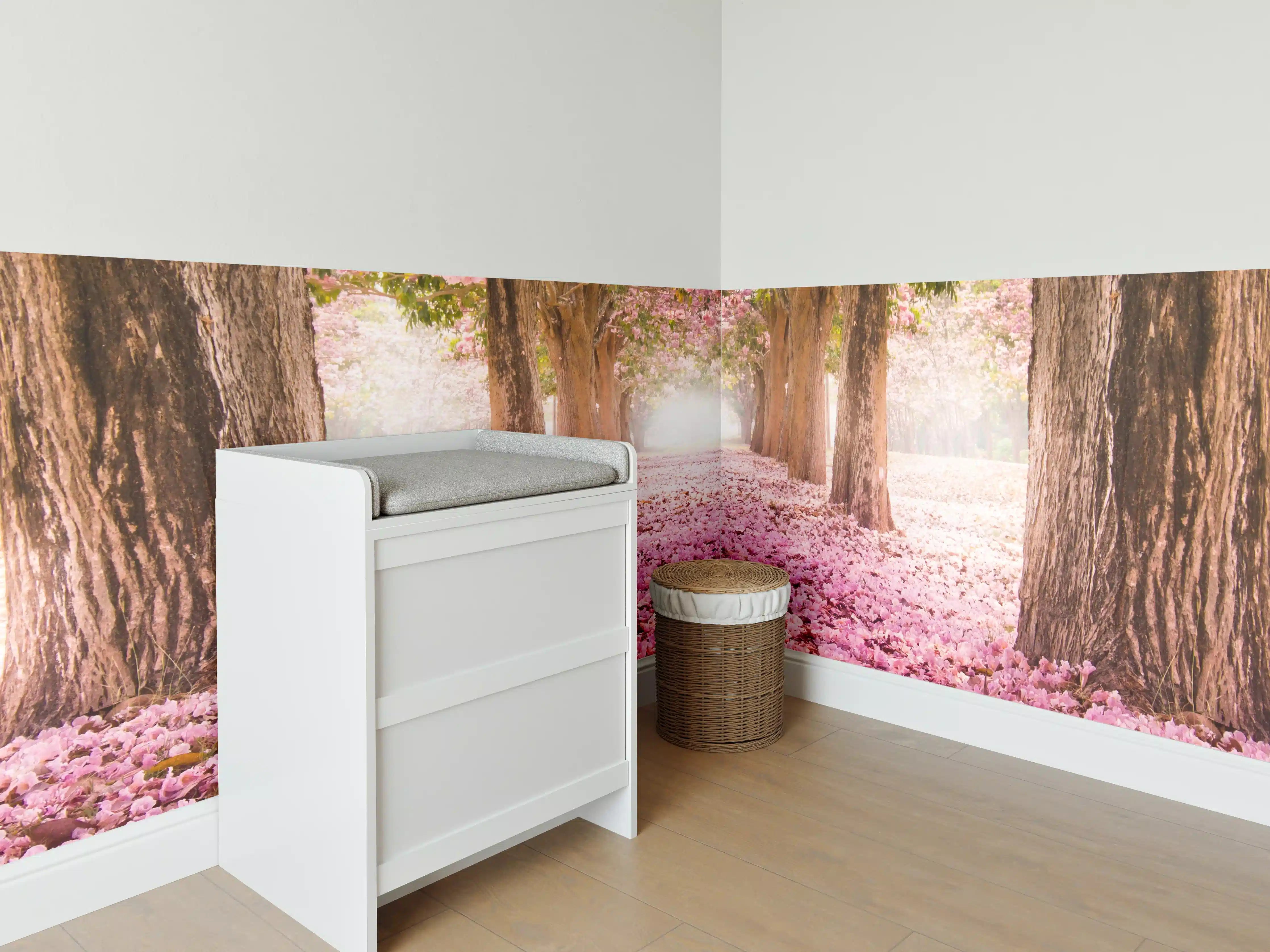 Babyzimmer Wandgestaltung - Blühender Baumhain mit Pinkblütiger Fallen