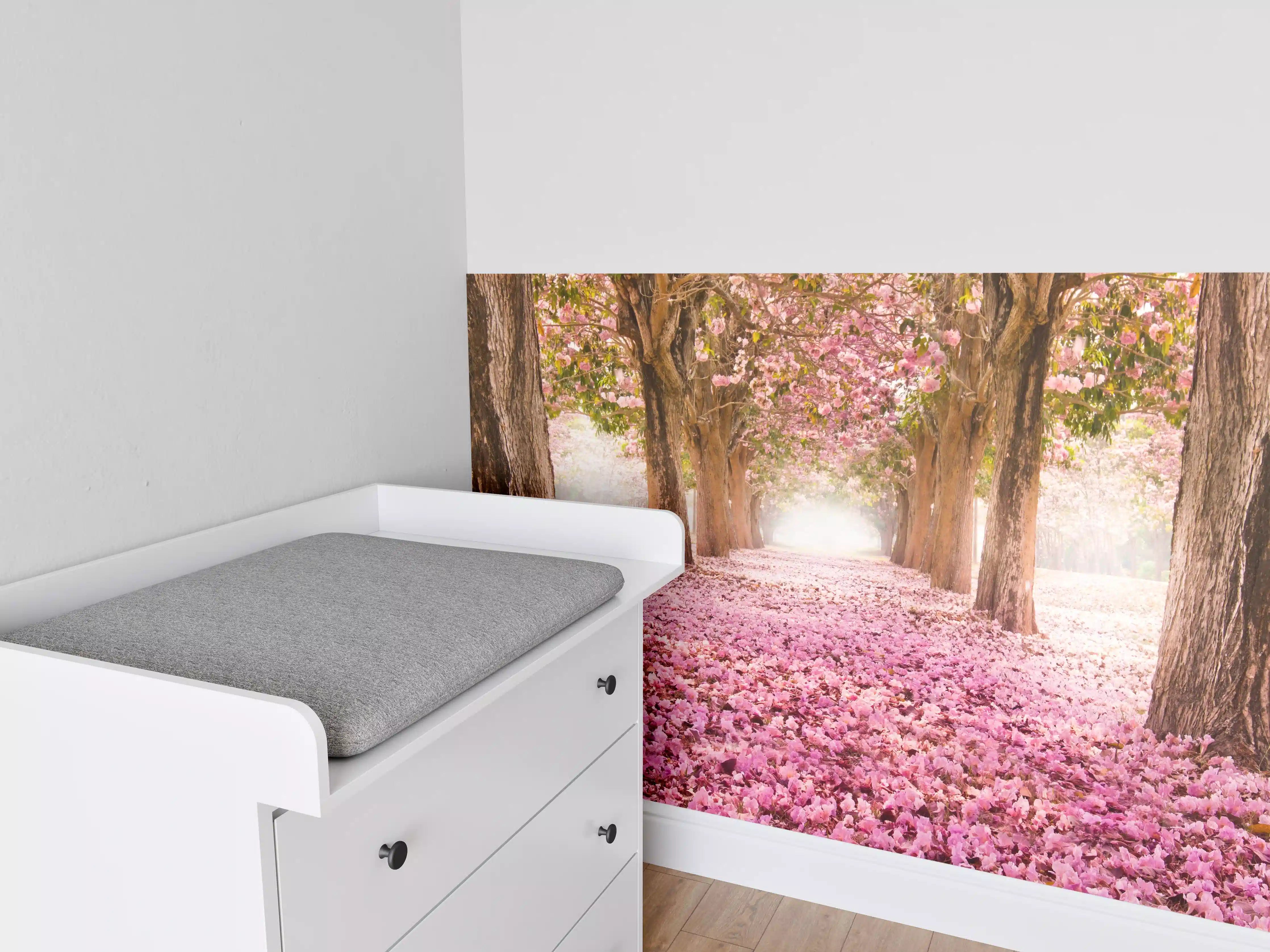 Babyzimmer Wandgestaltung - Blühender Baumhain mit Pinkblütiger Fallen
