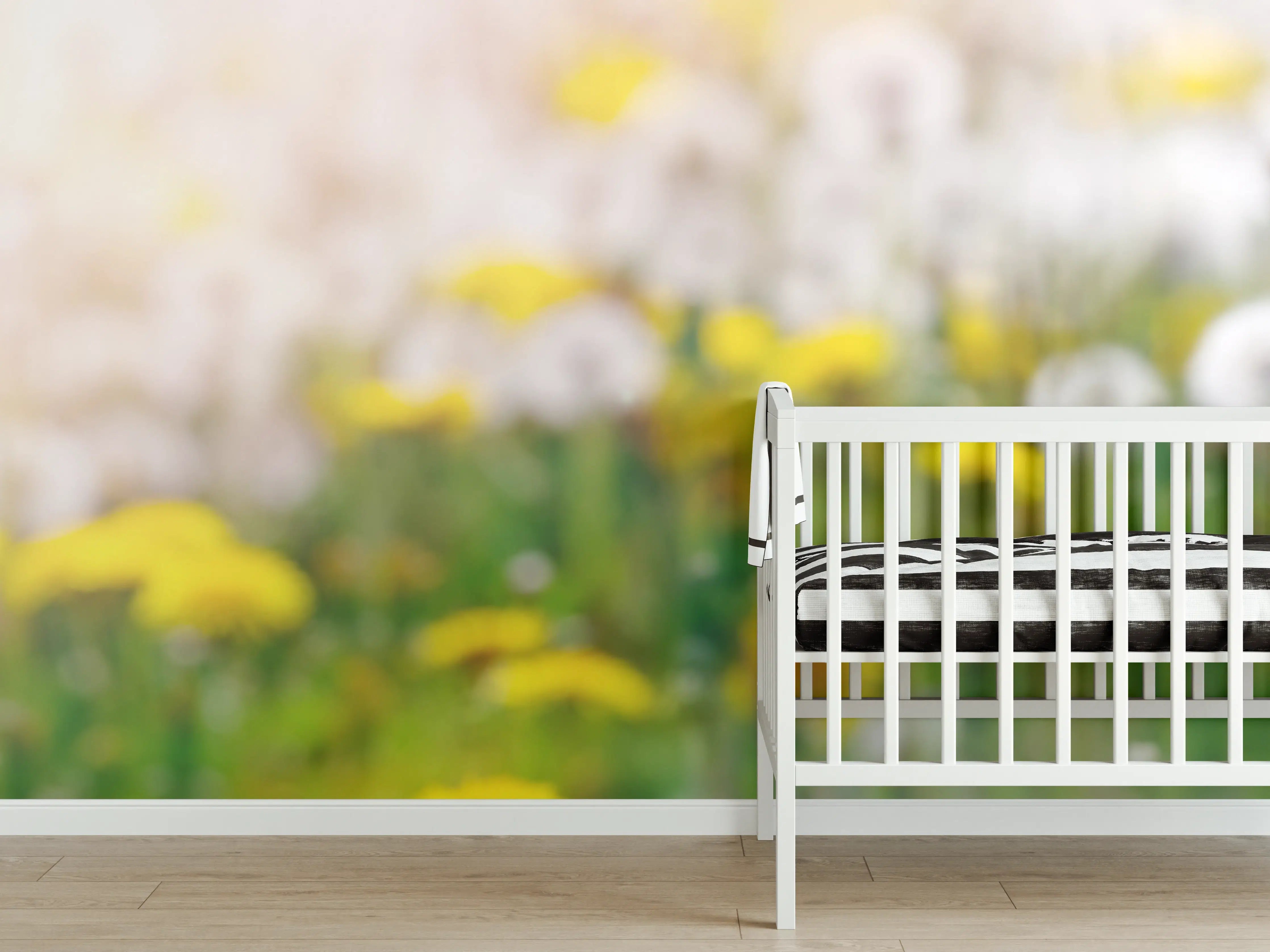 Babyzimmer Wandgestaltung - Blühwiese im Sonnenlicht