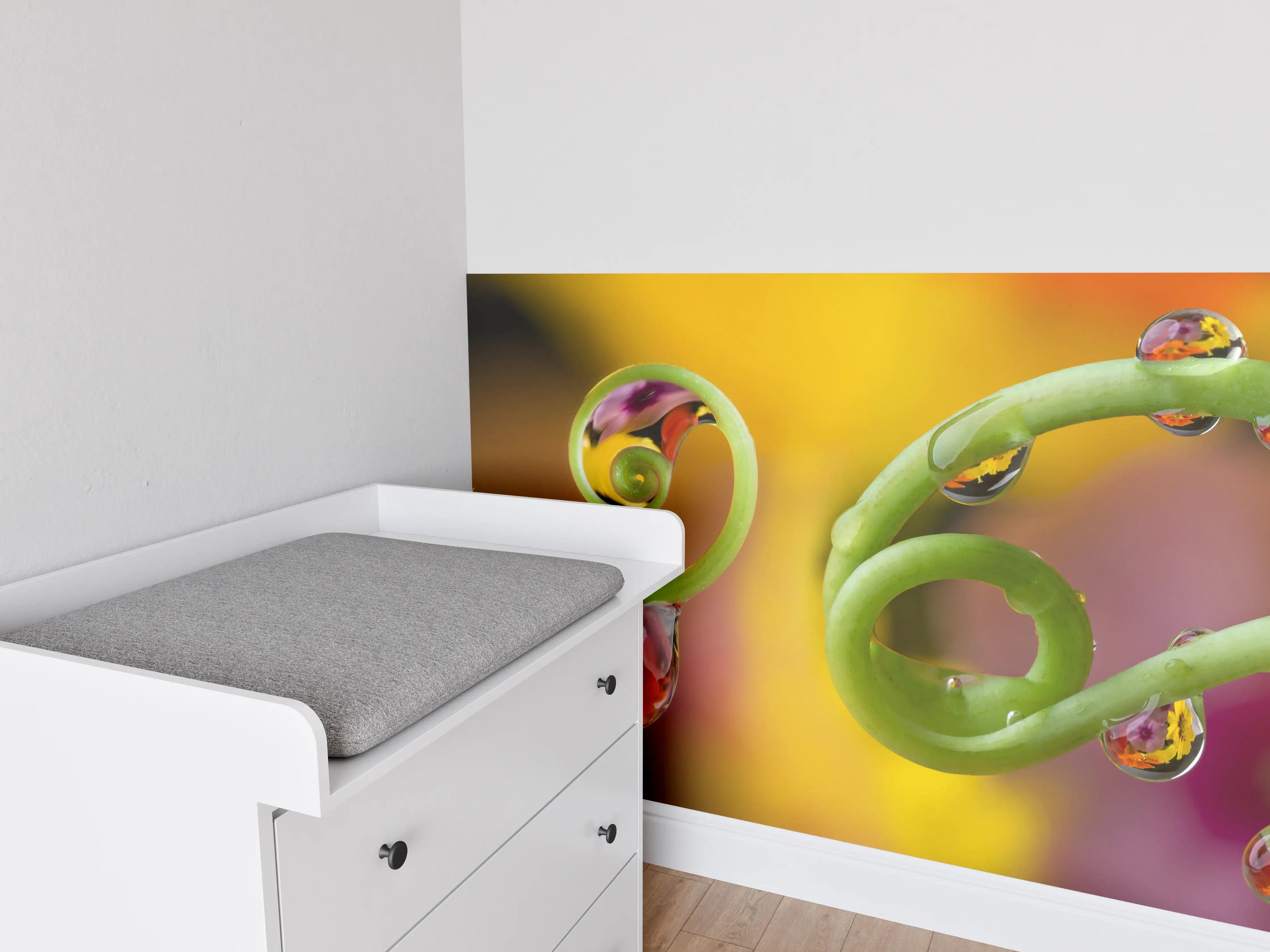 Babyzimmer Wandgestaltung - Blume mit abstrakten Tropfen