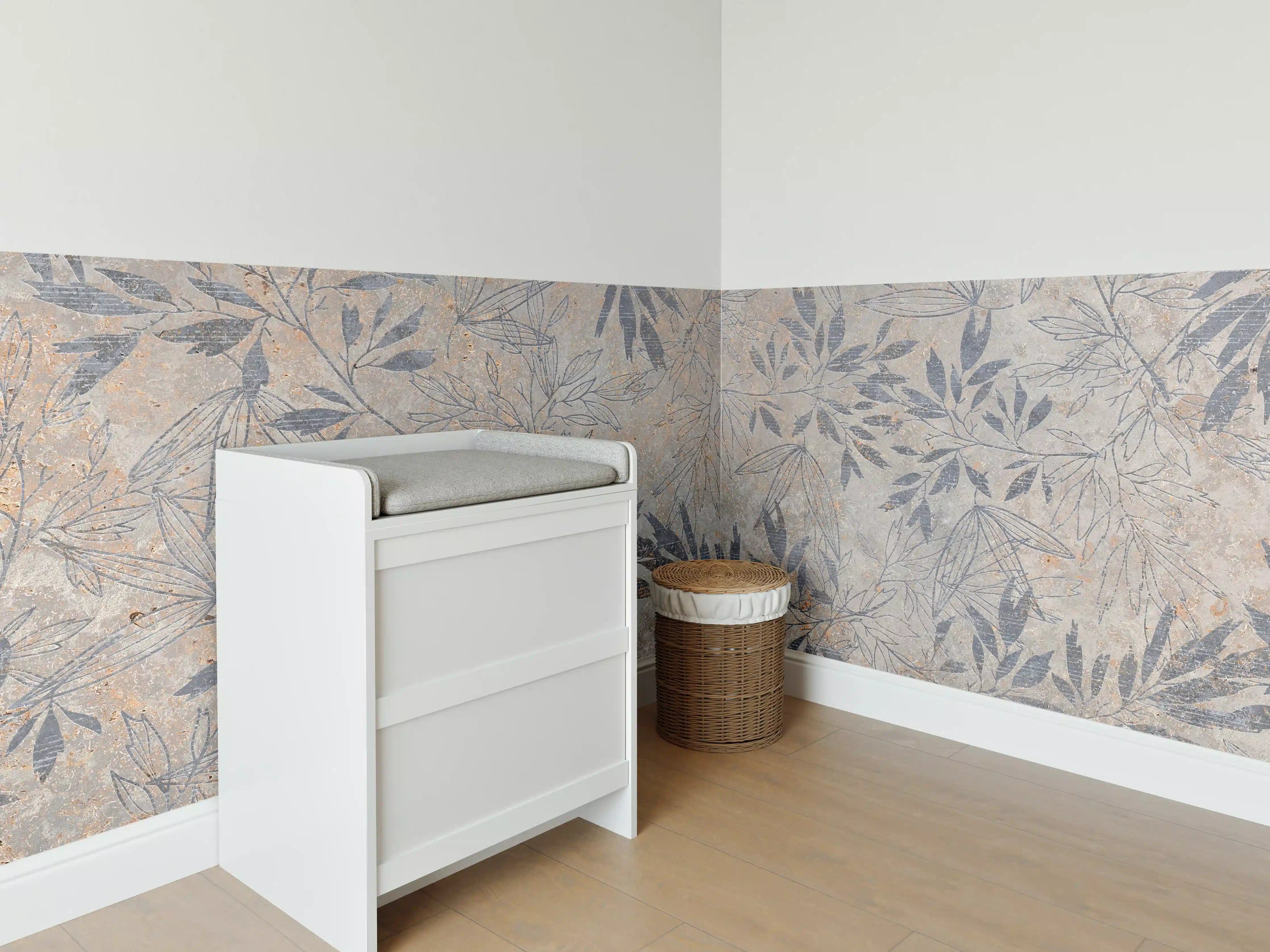 Babyzimmer Wandgestaltung - Blumen auf alten weißen Wandhintergrund