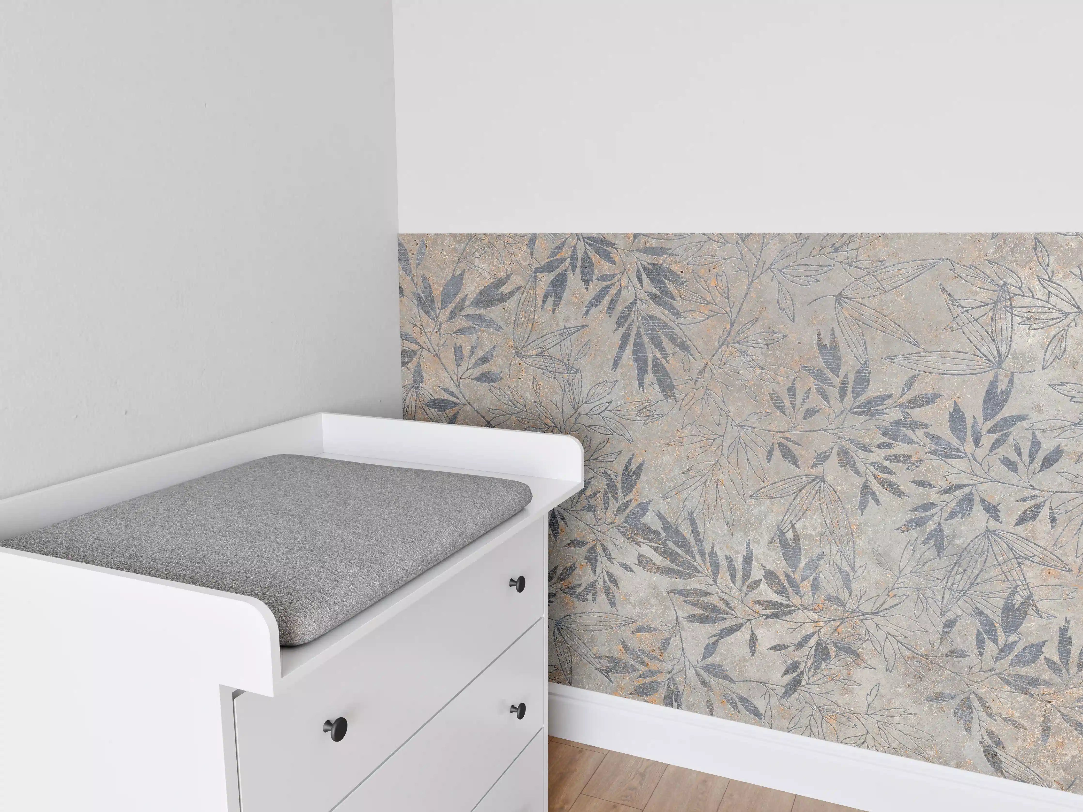 Babyzimmer Wandgestaltung - Blumen auf alten weißen Wandhintergrund